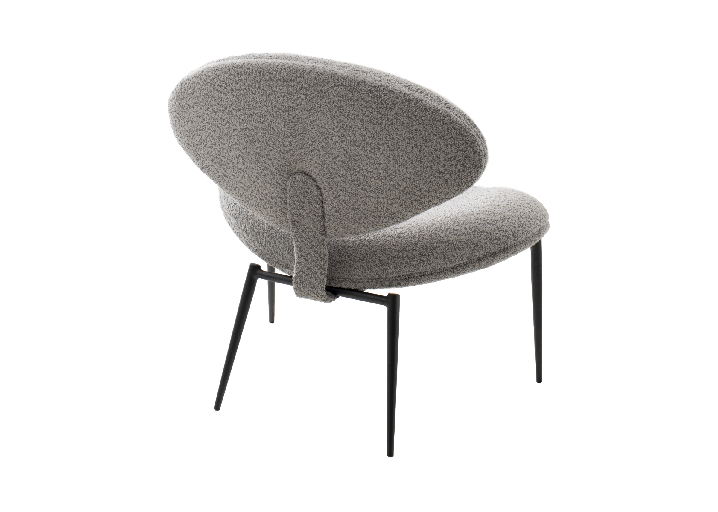 Poltrona moderna modelo Persona para sala de estar, revestida em bouclé cinza-claro, ideal para ambientes elegantes.