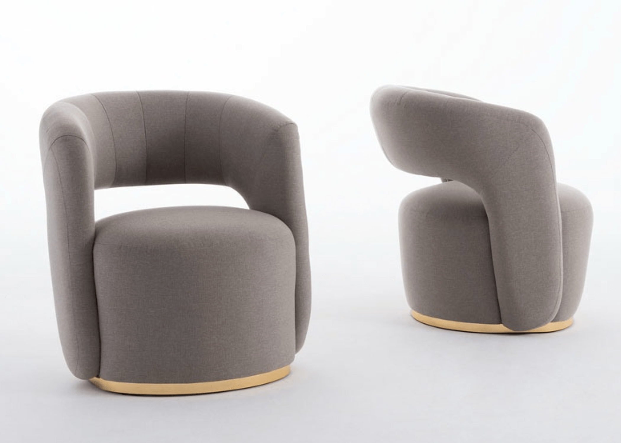 Poltrona Nuvem com curvas suaves, estofada em veludo, ideal para salas de estar modernas.