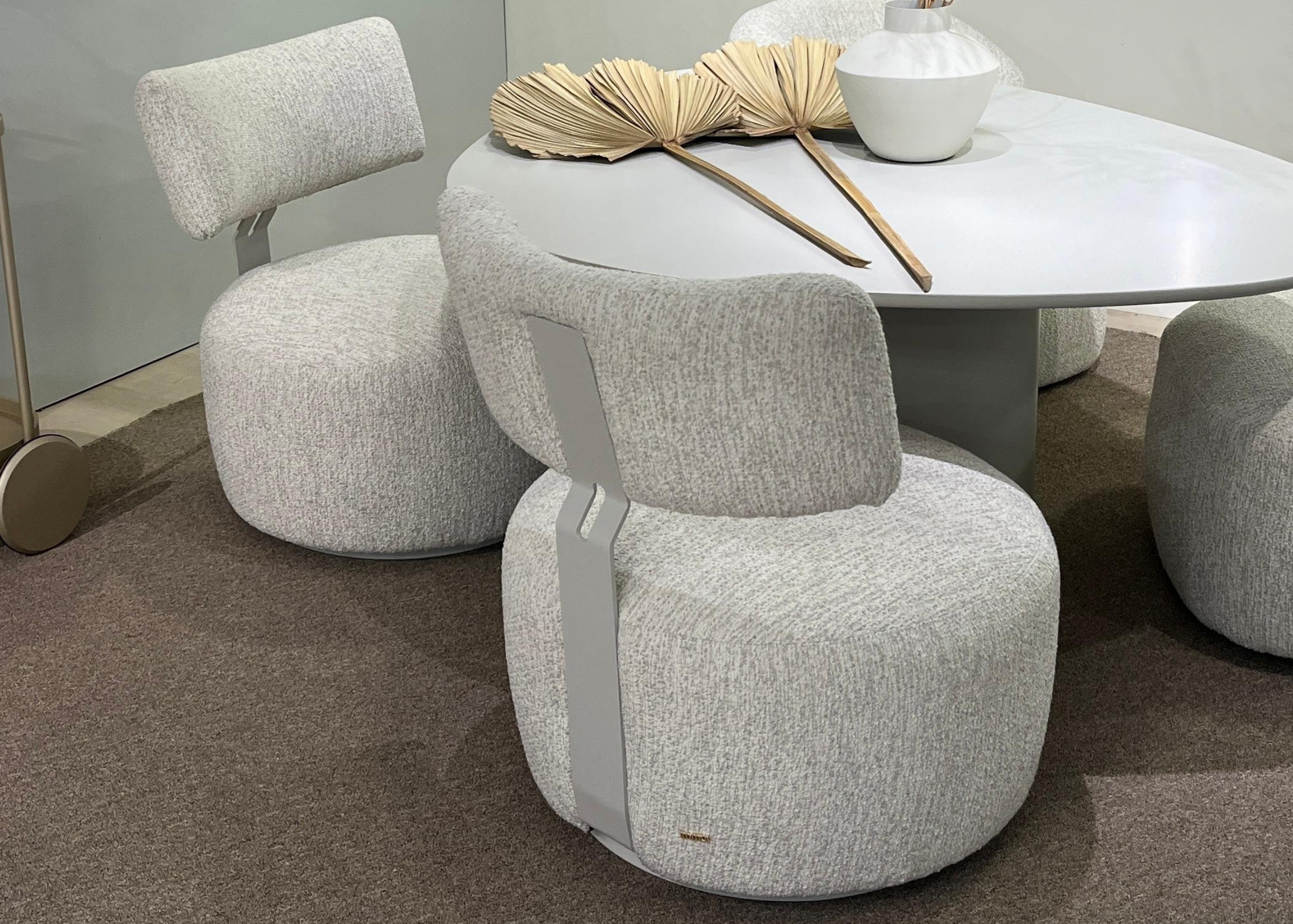 Poltrona orgânica giratória em linho cinza, modelo Breno, com design curvado e elegante, perfeita para ambientes modernos e aconchegantes.