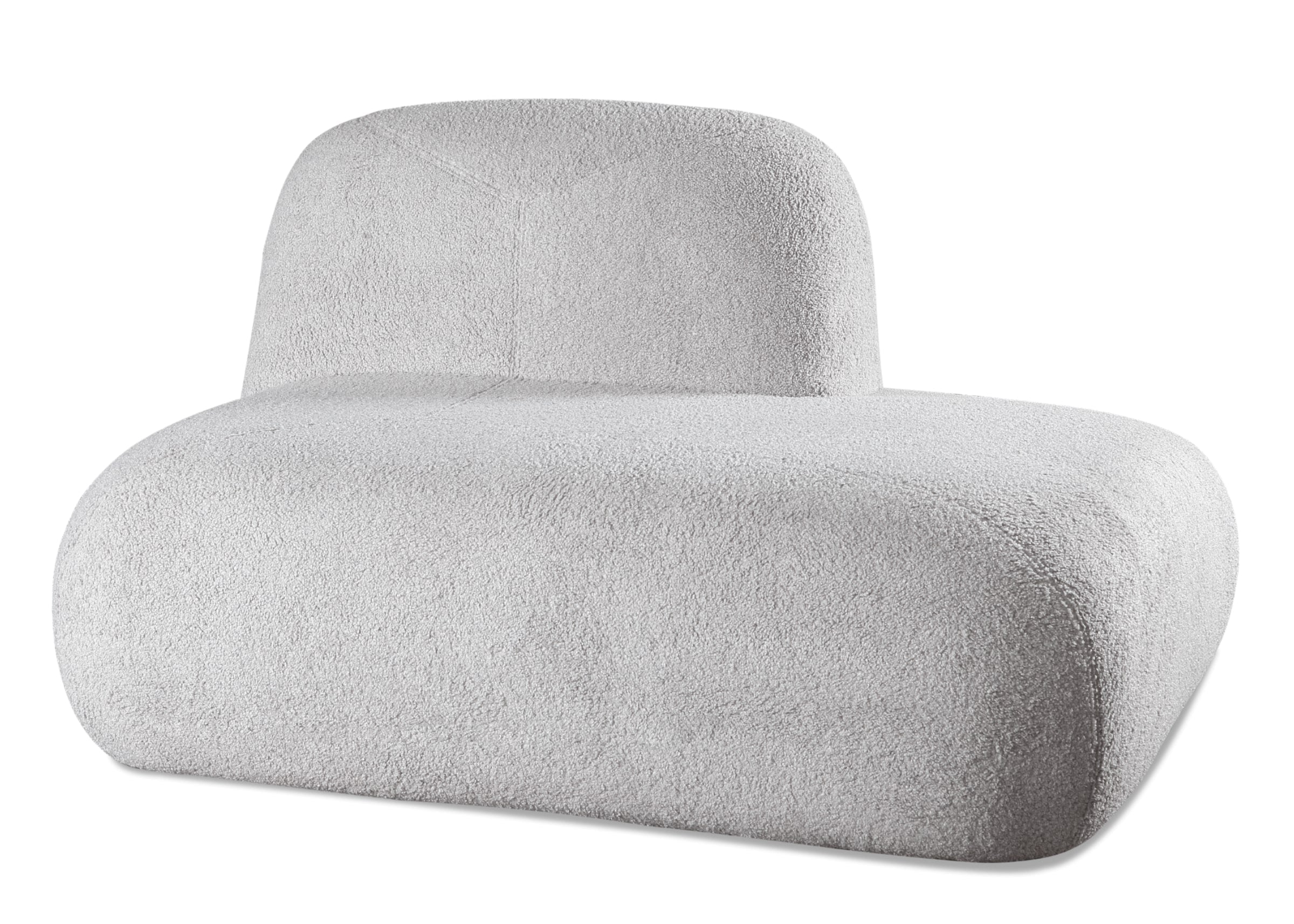 Poltrona Kumura com Avanço em bouclé off-white, com design orgânico e assento prolongado para apoio das pernas. Ideal para salas e cantinhos de leitura modernos.