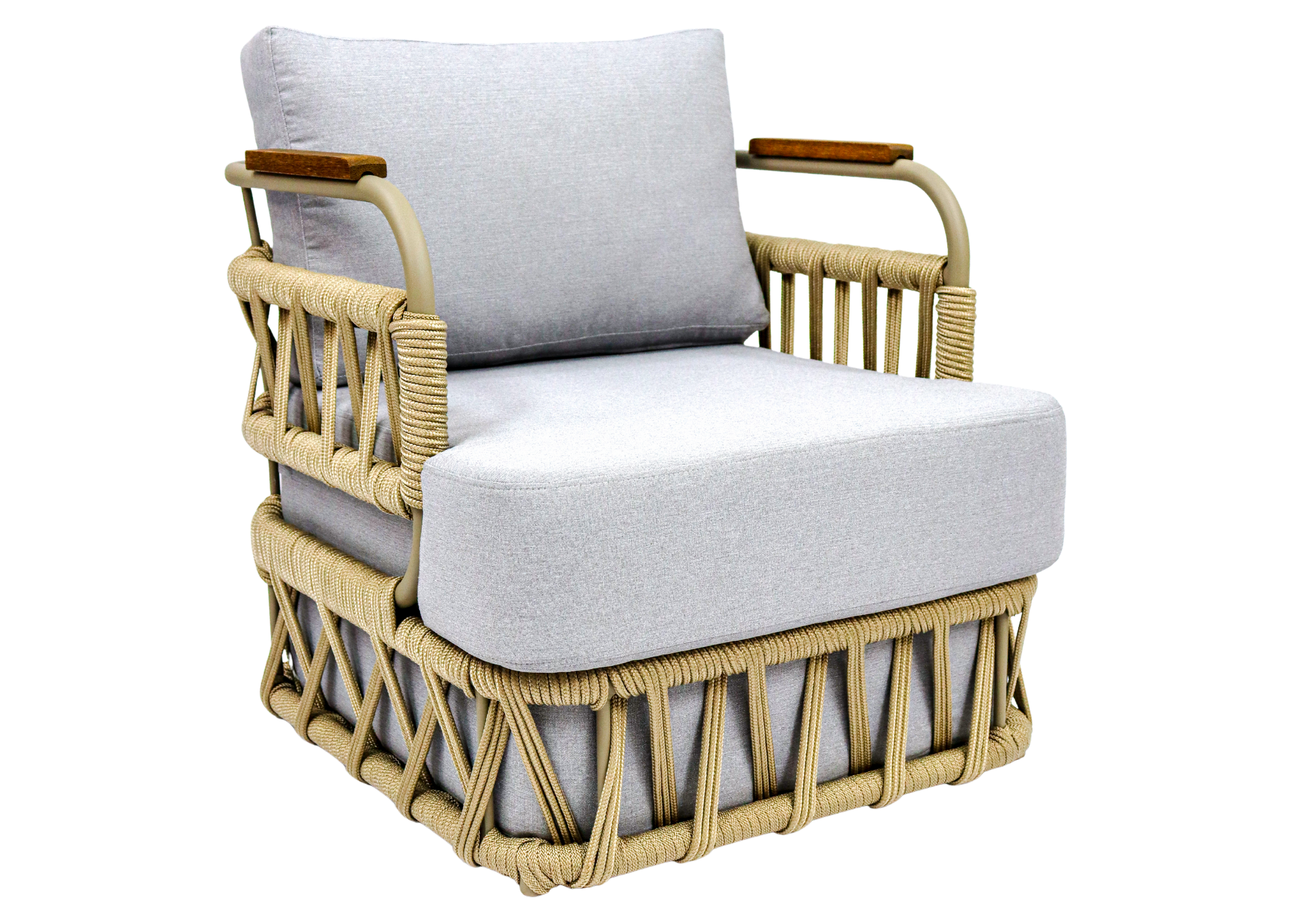 Poltrona Raízes para área externa, confeccionada em corda náutica bege com estrutura em alumínio, indicada para áreas externas com conforto e durabilidade.