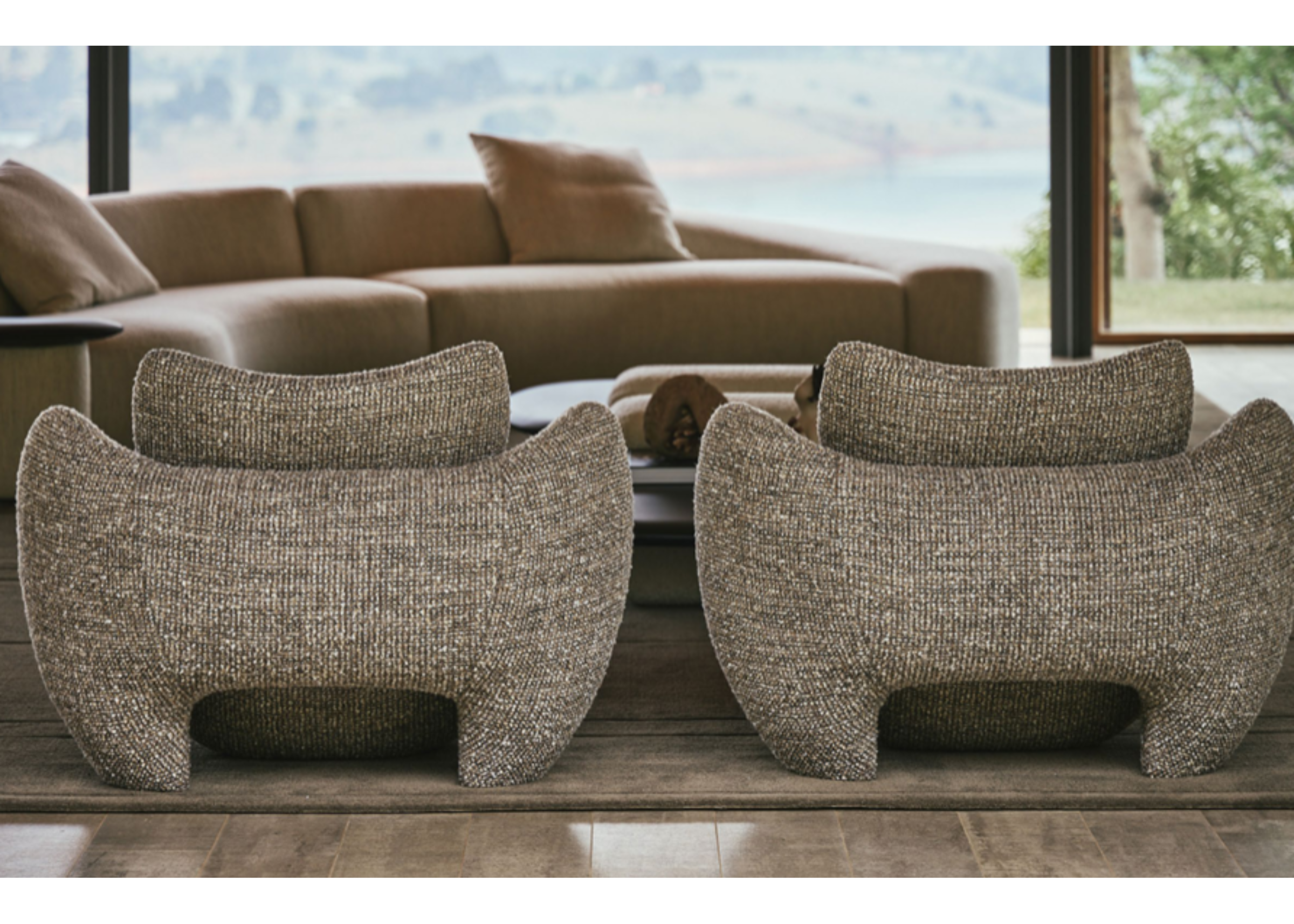 Poltrona Scala em sala moderna, elegante e confortável, com design sofisticado e presença marcante na decoração.