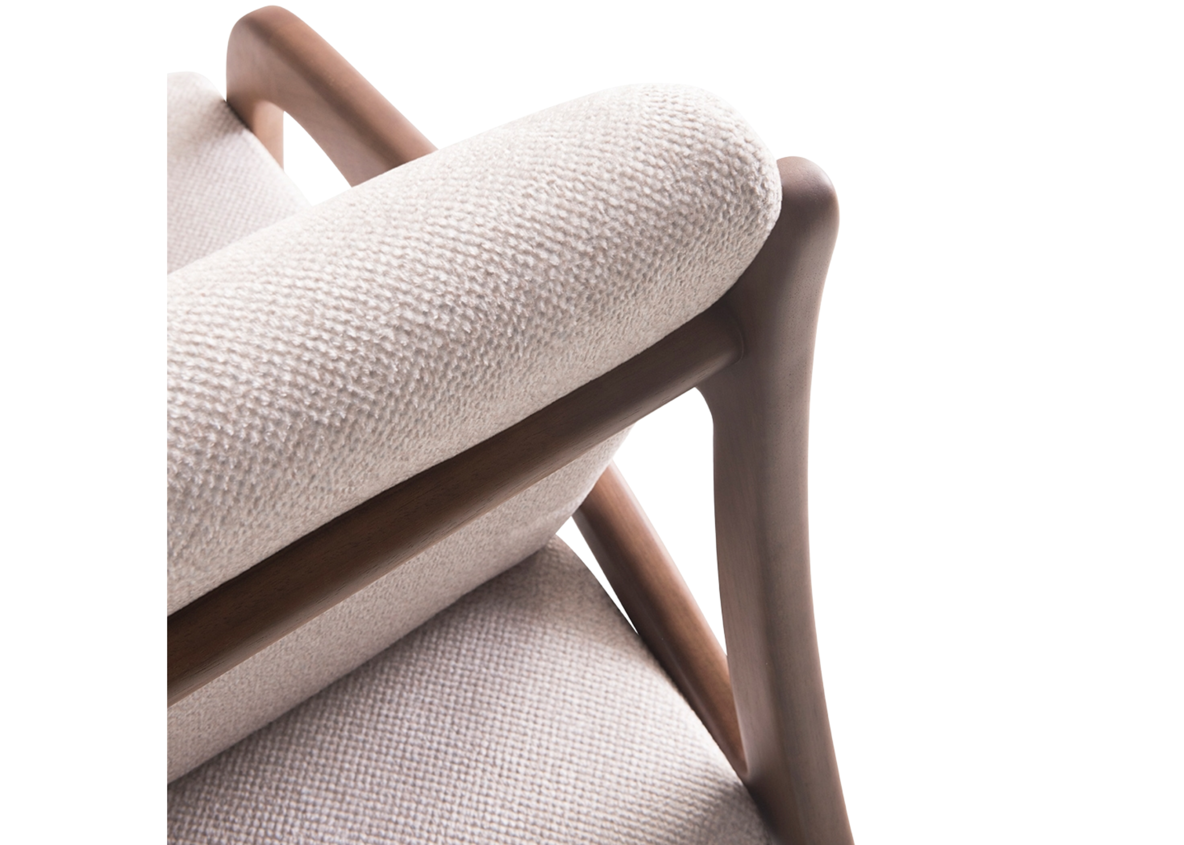 Poltrona Serena com revestimento em tecido linho e acabamento em madeira, apresentando design elegante e sofisticado, ideal para compor ambientes modernos e acolhedores.