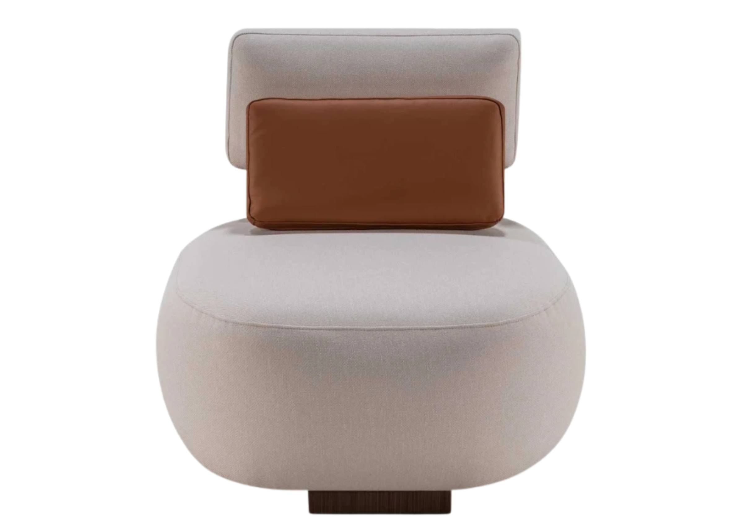 Poltrona Tonda em vista frontal, com almofada em couro caramelo, oferecendo conforto, elegância e design sofisticado para ambientes contemporâneos.