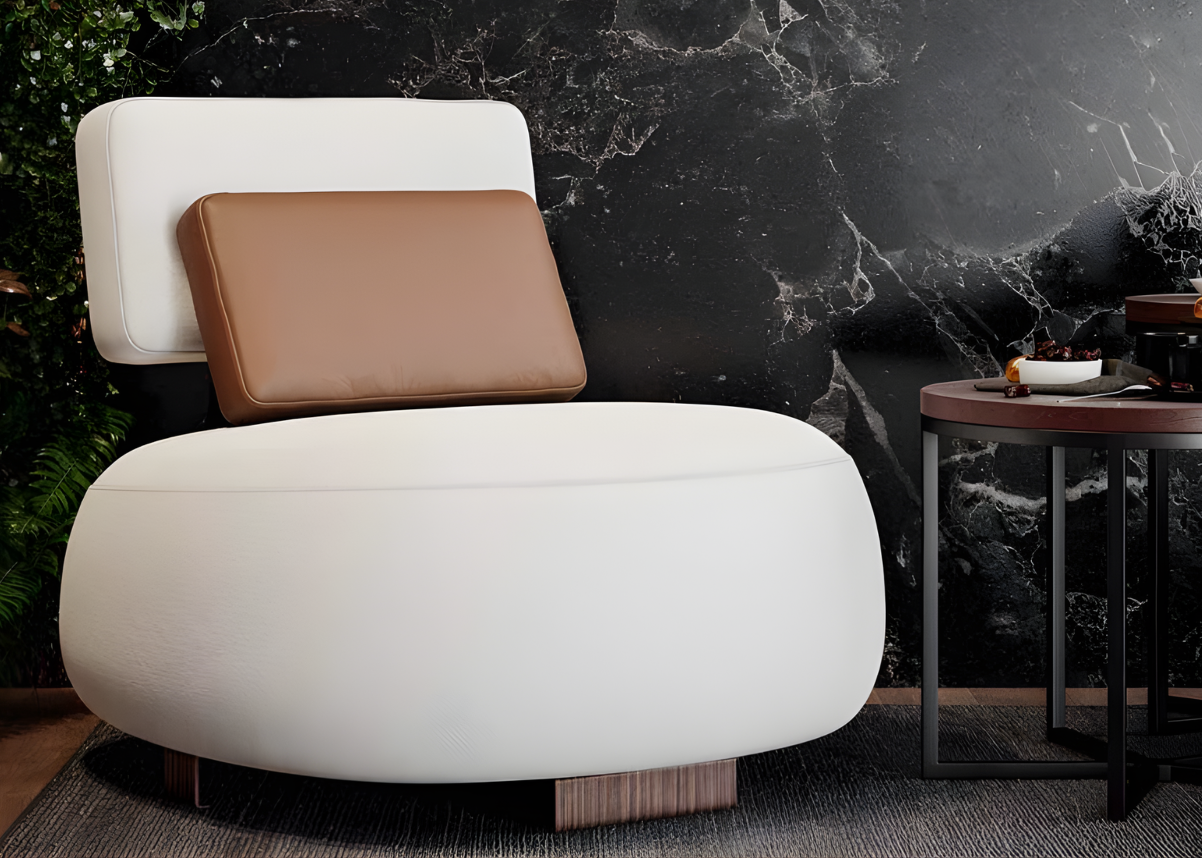 Poltrona Tonda revestida em tecido off white, em ambiente decorativo, unindo conforto, elegância e design contemporâneo.