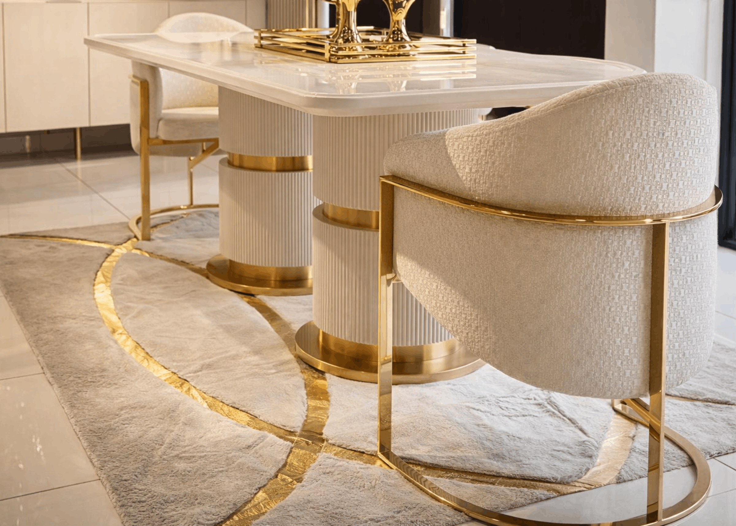 Poltrona Tulip com base em aço inox e assento estofado confortável, ideal para compor salas de jantar modernas.