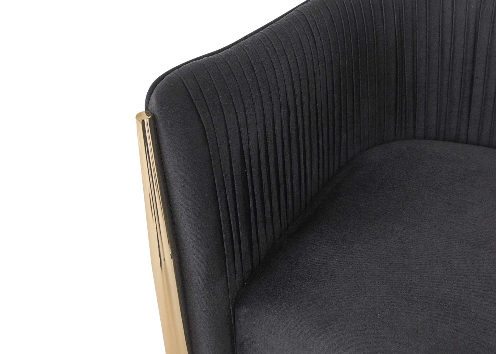 O encosto plissado da Poltrona Aline não só acrescenta uma textura agradável ao toque, mas também confere uma sensação de luxo e exclusividade.