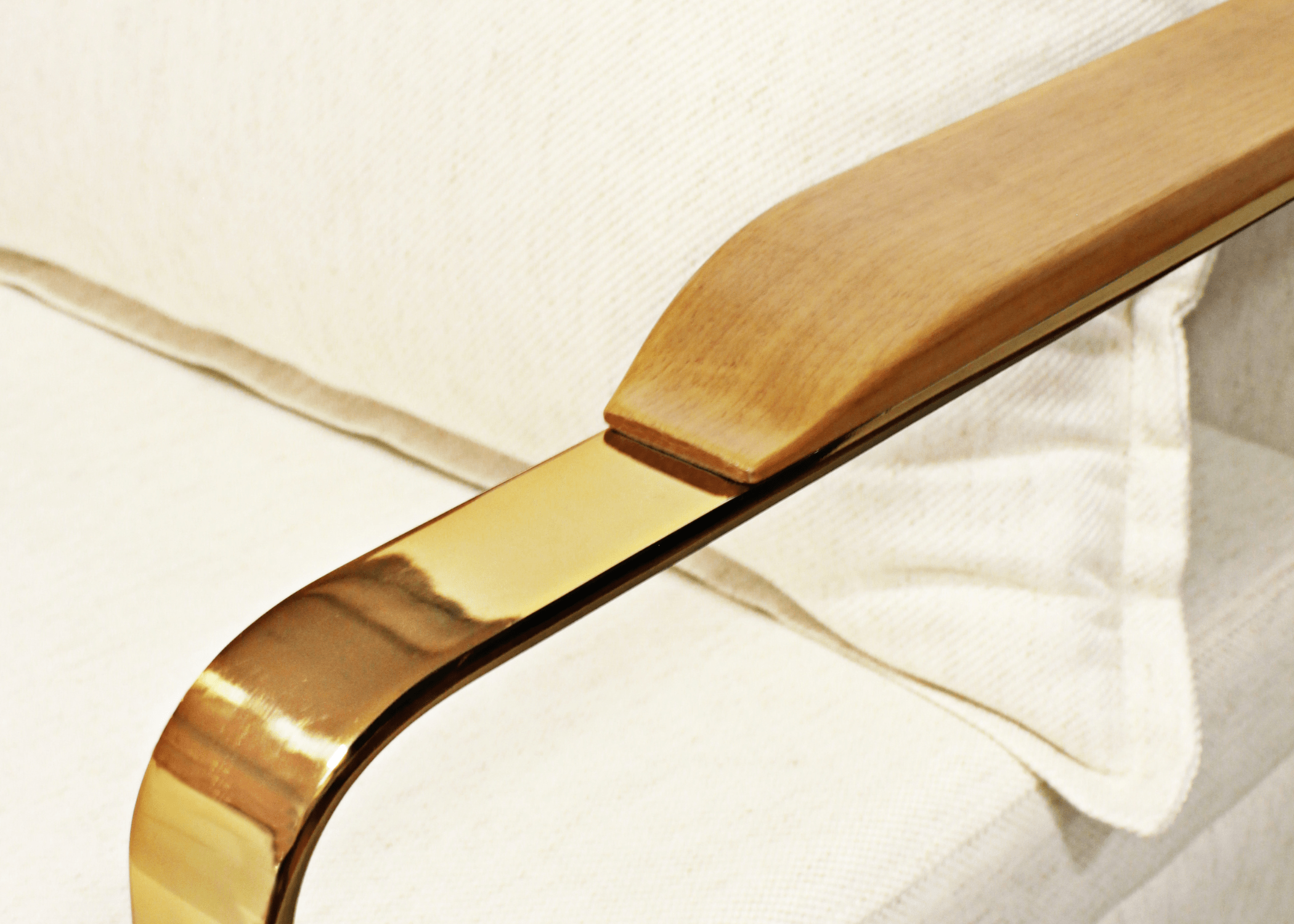 Relaxe com estilo: Poltrona Ari, o equilíbrio perfeito de forma e função.