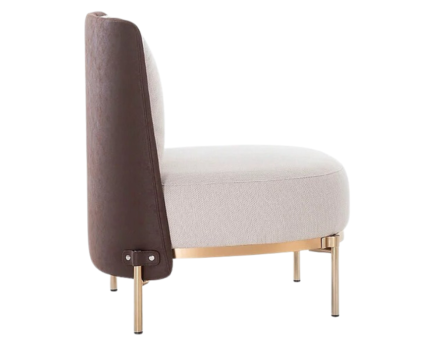 Poltrona Celine confortável com assento e encosto em espuma de alta densidade e base robusta de metal pintado.