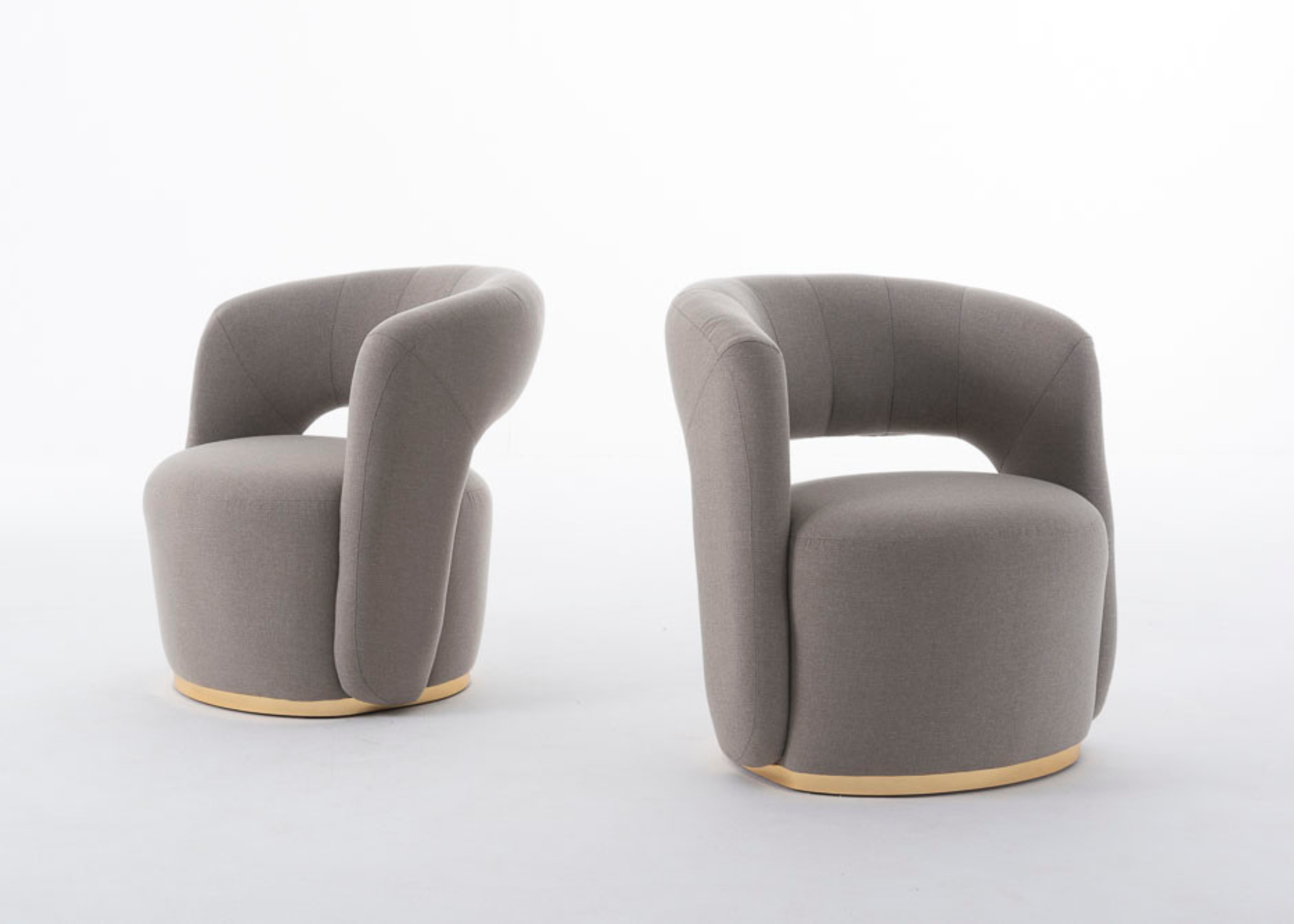 Duas Poltronas Nuvem com design orgânico e acabamento sofisticado para ambientes contemporâneos.