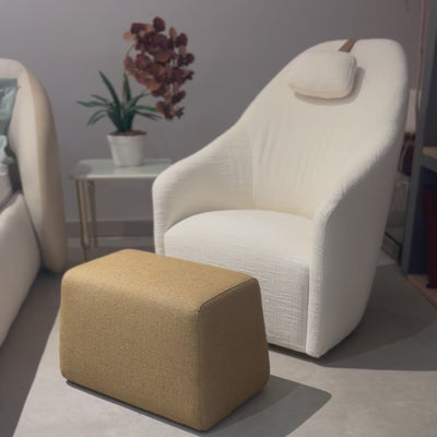 A Poltrona Giratória Lenna é uma obra-prima do design contemporâneo, combinando elegância, conforto e funcionalidade em uma única peça de mobiliário. 
