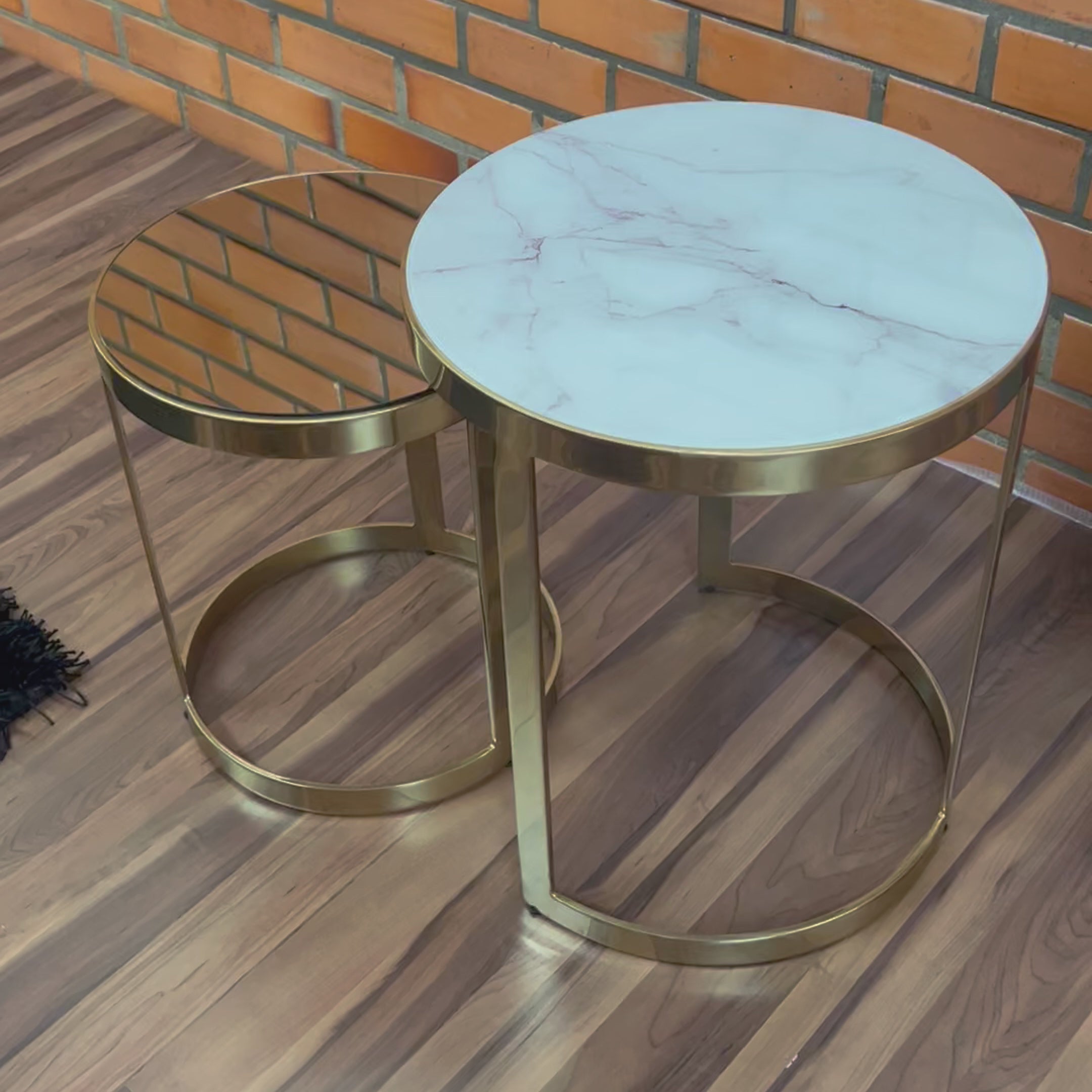 Mesa Lateral Vegas com acabamento de pintura rica, perfeita para ambientes sofisticados.
