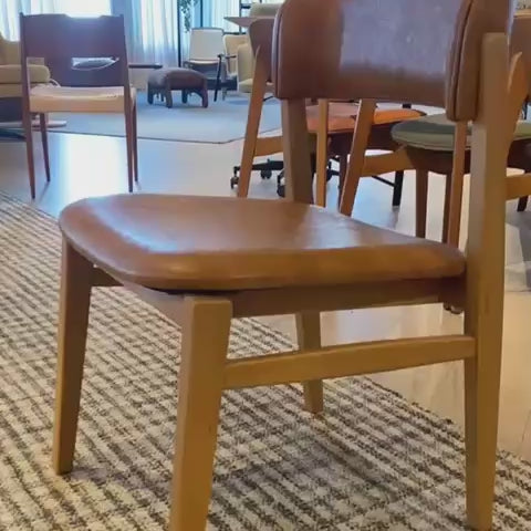Cadeira Acácia em um ambiente elegante e sofisticado.