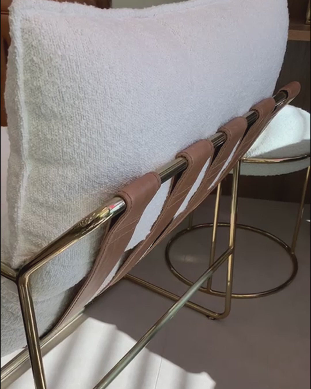 Toque de classe: Poltrona Blue com detalhes em couro natural, uma peça de destaque para ambientes sofisticados e confortáveis.
