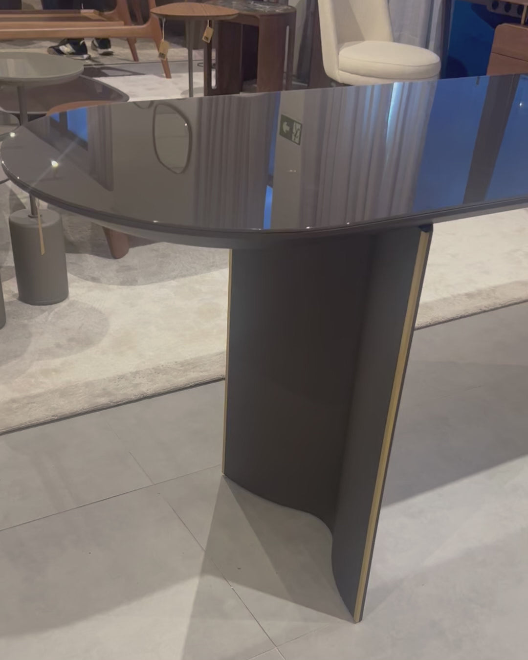 O Aparador Master é um exemplo notável de como a simplicidade do design pode ser elevada à máxima elegância através do acabamento perfeito.