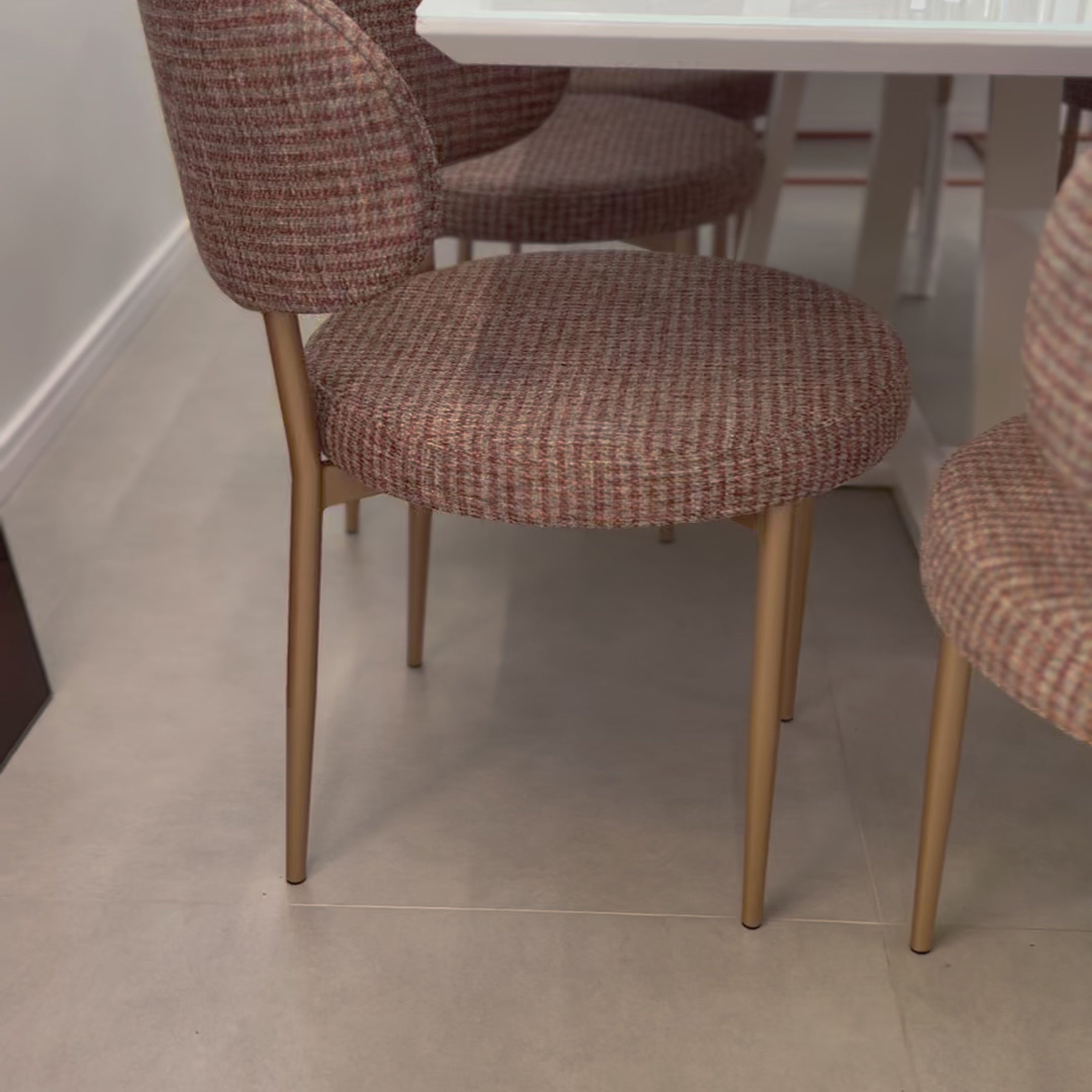 A cadeira Doralt I é uma peça de mobiliário que equilibra perfeitamente funcionalidade e beleza. 
