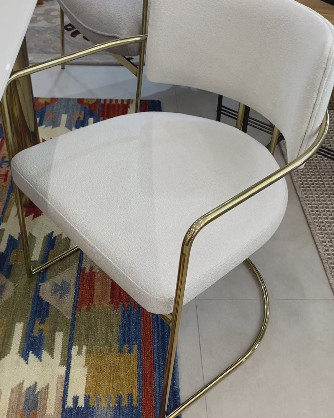 A cadeira Sidney é uma interpretação cativante do design moderno.