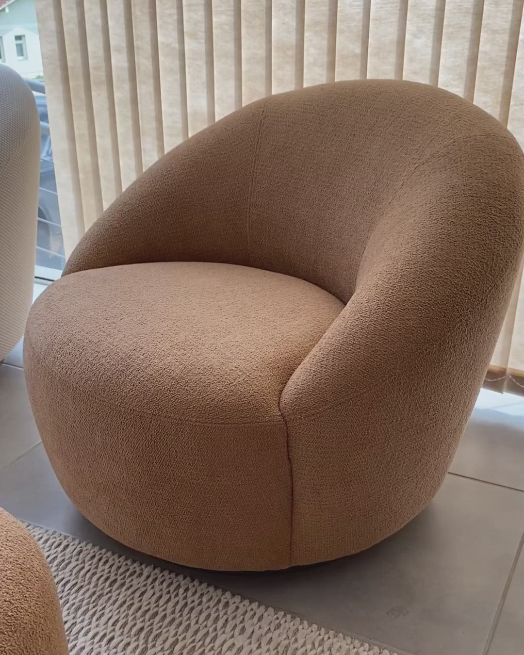 Poltrona Giratória Lótus: inovação e elegante em uma escolha prática para espaços modernos.