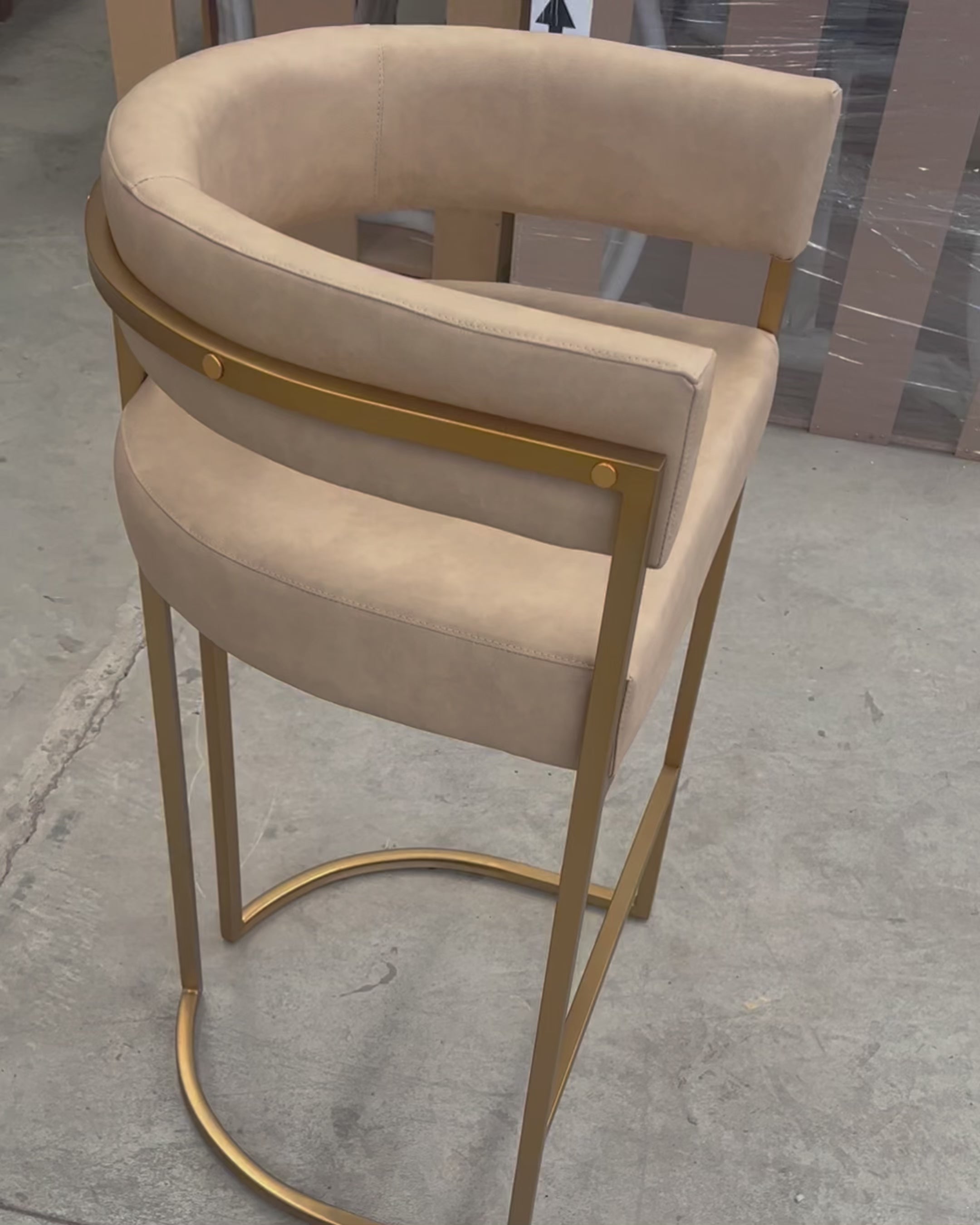 Poltrona de alto padrão Eldorado com estrutura em aço inox, design moderno e acabamento sofisticado. Ideal para compor ambientes com bancadas luxuosas e decoração contemporânea.