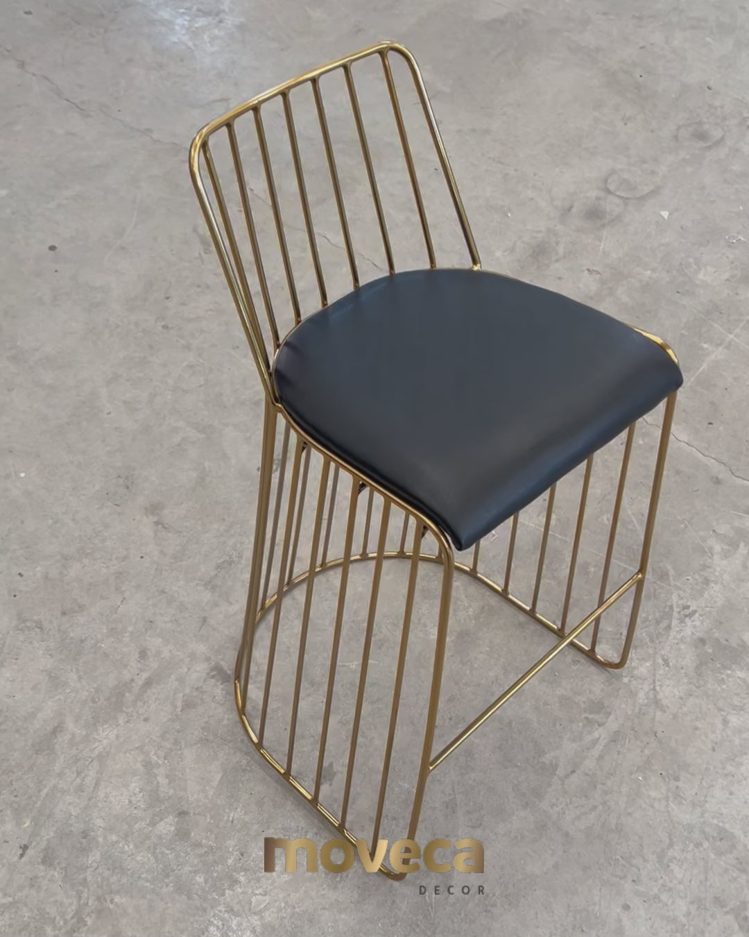 Detalhe do assento da Banqueta Platner, mostrando sua espuma de densidade 28 e acabamento elegante.