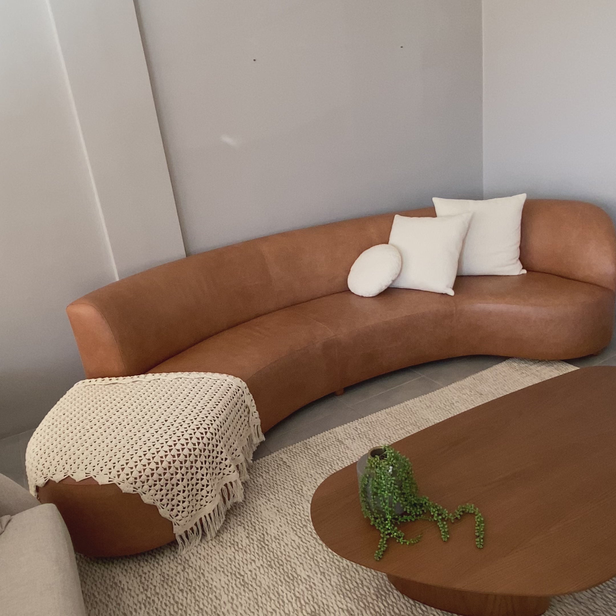 Elegância em curvas: Sofá Eleganza, o convite ao relaxamento envolvente.