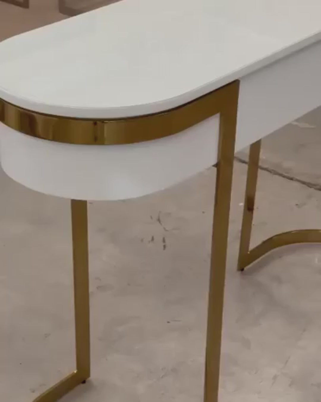Aparador Vegas em aço inox, realçando a força e a elegância do material, combinado com curvas suaves que adicionam uma camada de sofisticação.
