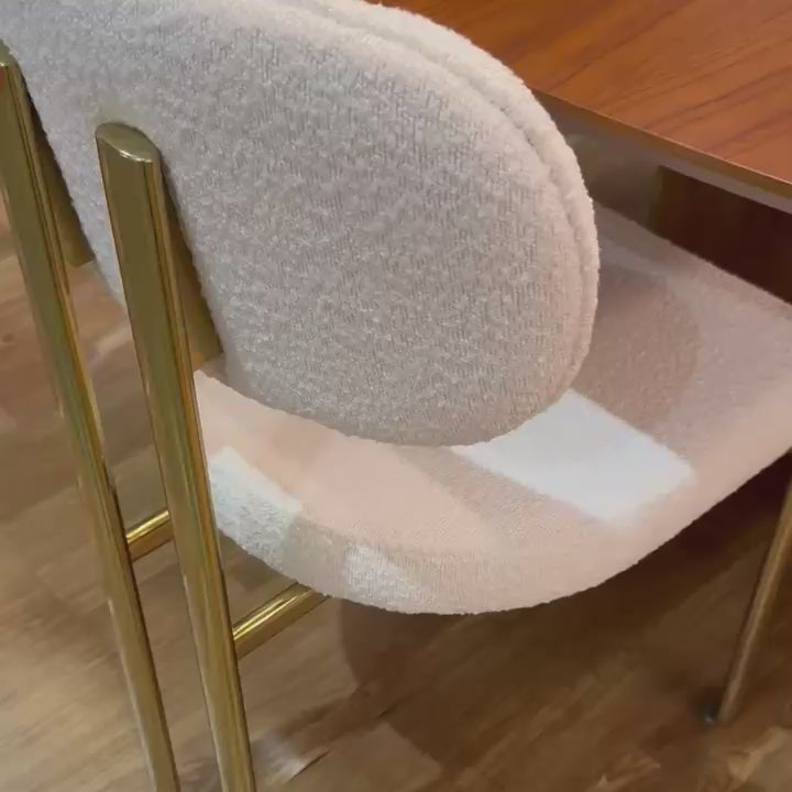 Cadeira Eloisa, sala de jantar com sofisticação, tecido boucle off white e base dourada.