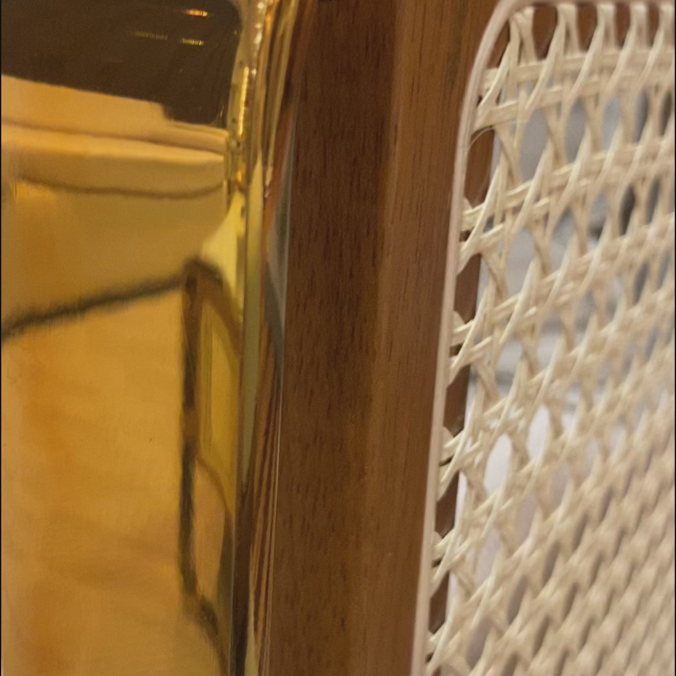 O design minimalista da Poltrona Ari com Tela é cativante.