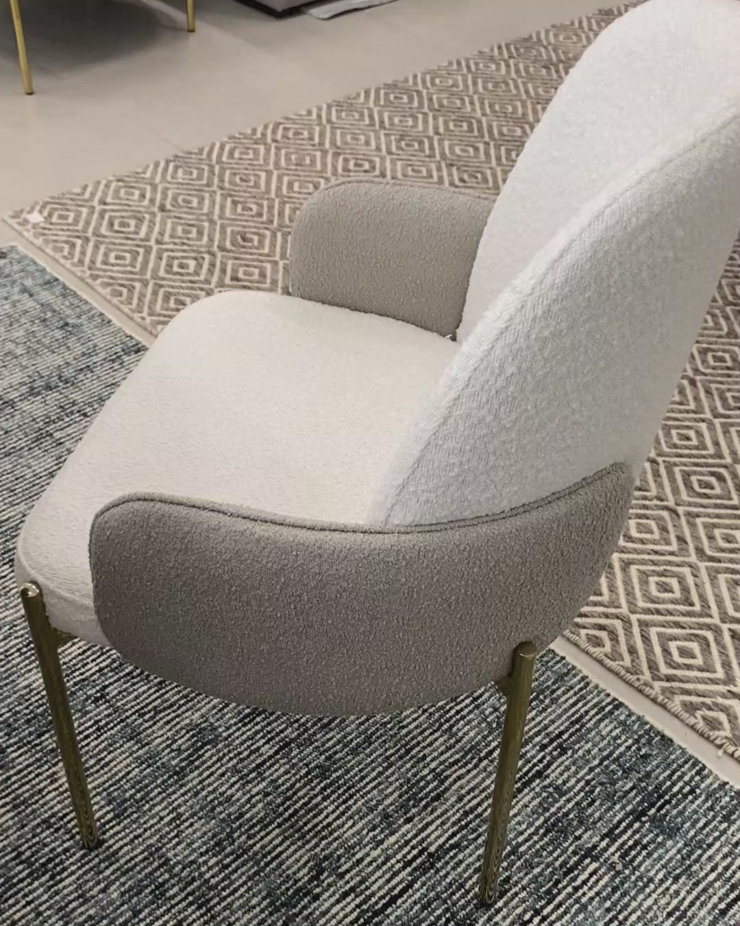 A cadeira Gala é uma verdadeira joia do design de interiores, e seu diferencial reside nos detalhes elegantes de seus braços.