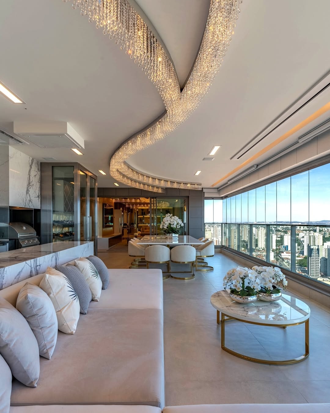 Apartamento de luxo com sofá sob medida, mesa de centro, mesa de jantar Eldorado e poltronas Sofya com estofado em veludo e acabamento dourado – projeto exclusivo de Iara Kílaris com móveis de alto padrão da Moveca Decor.