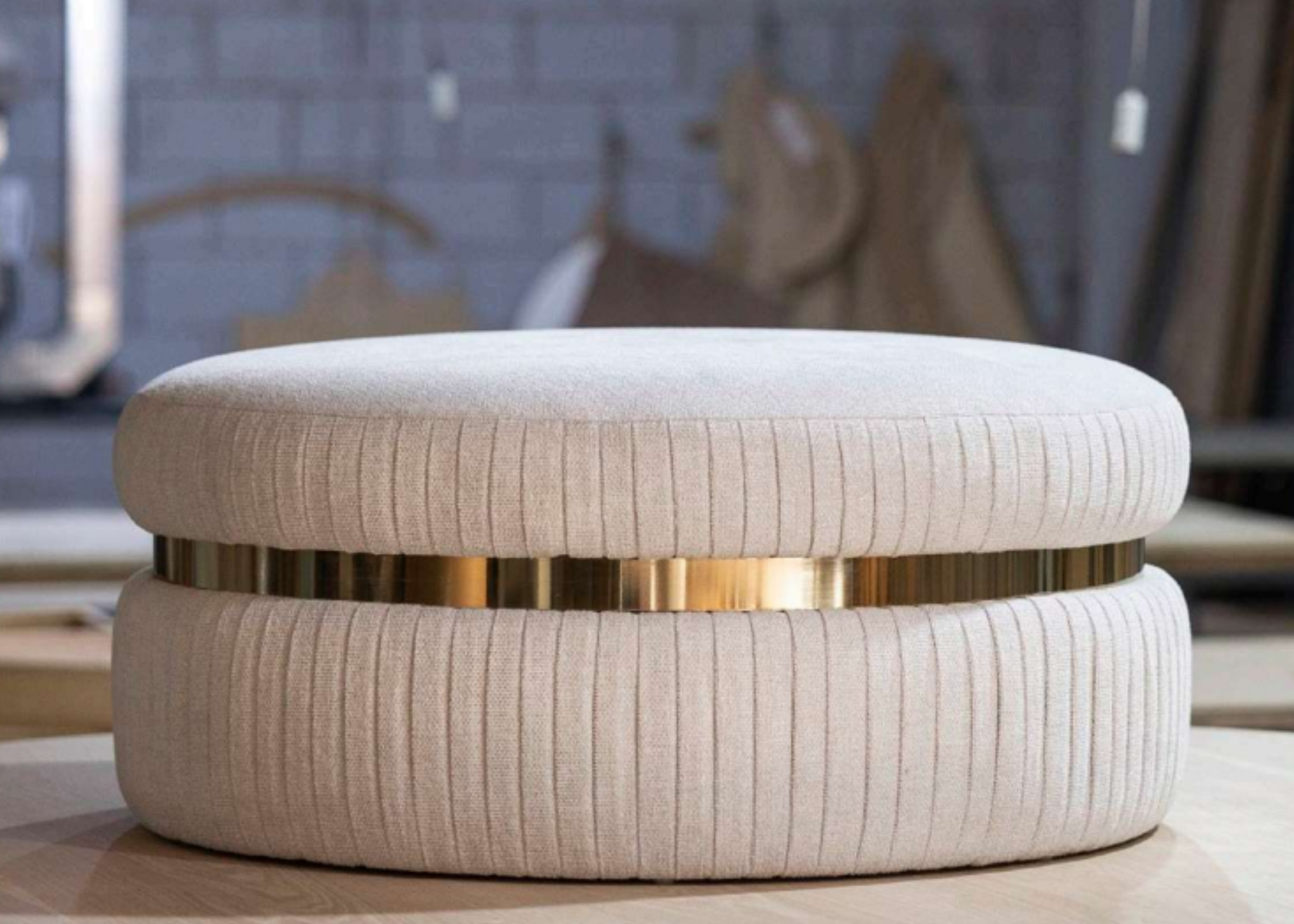 Puff Alaska com detalhe dourado gold, vista frontal. Móvel elegante para decoração de sala de estar ou quartos.
