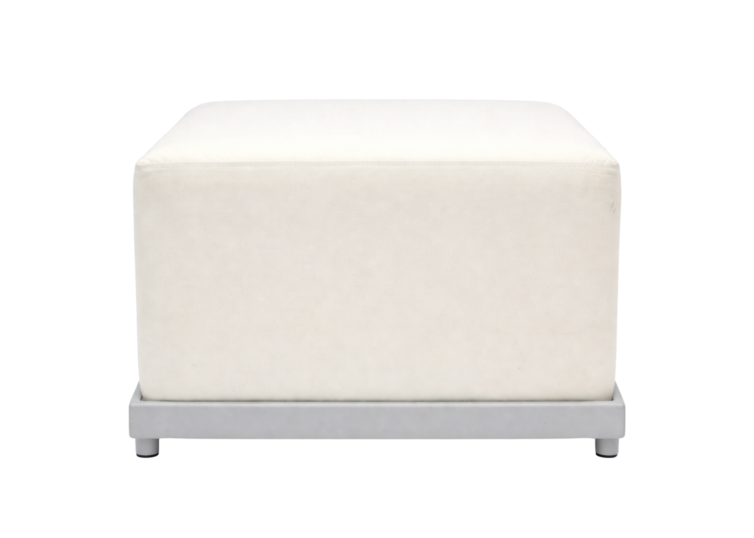 Puff para área externa modelo Maré, produzido em alumínio com revestimento impermeável off white, indicado para áreas externas com conforto e resistência.