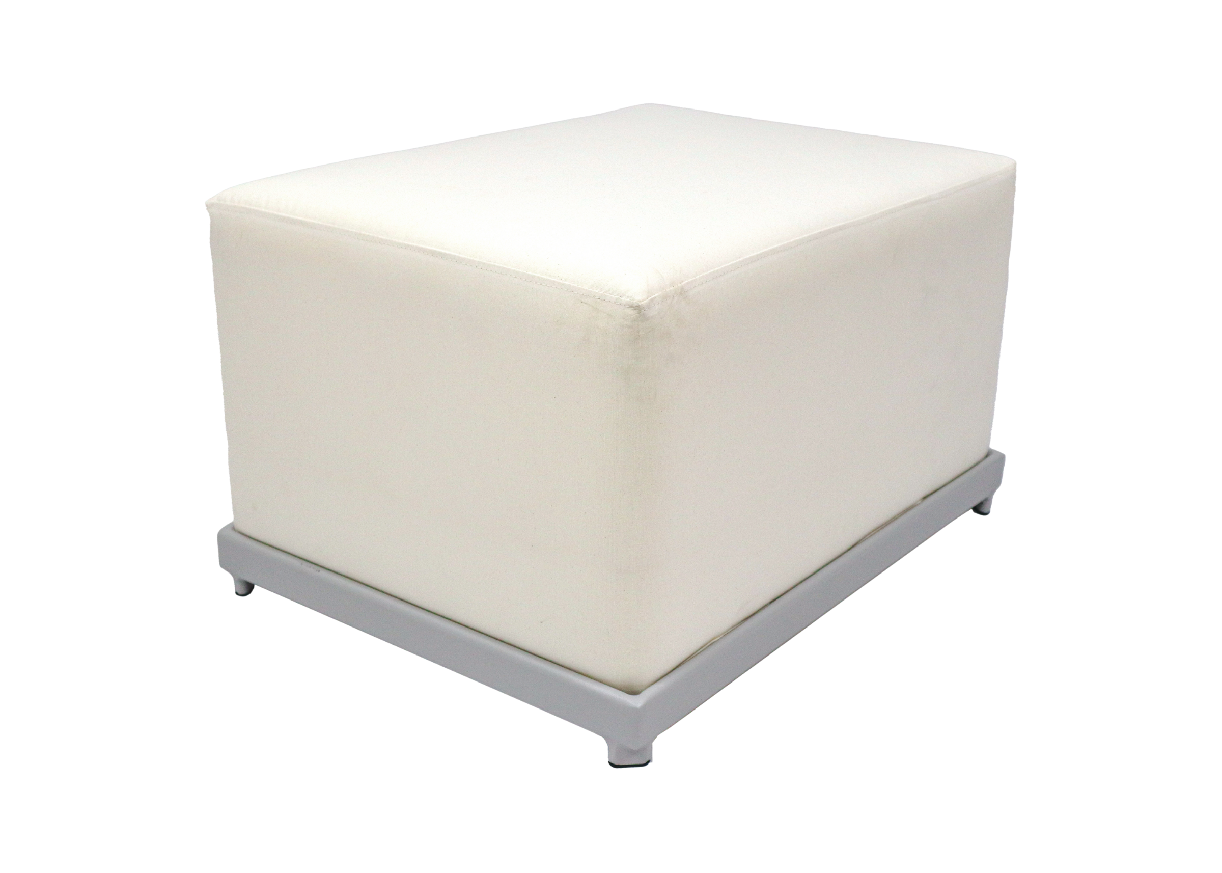 Puff Maré para área externa, com base em alumínio e revestimento impermeável na cor off white, ideal para ambientes externos modernos e sofisticados.