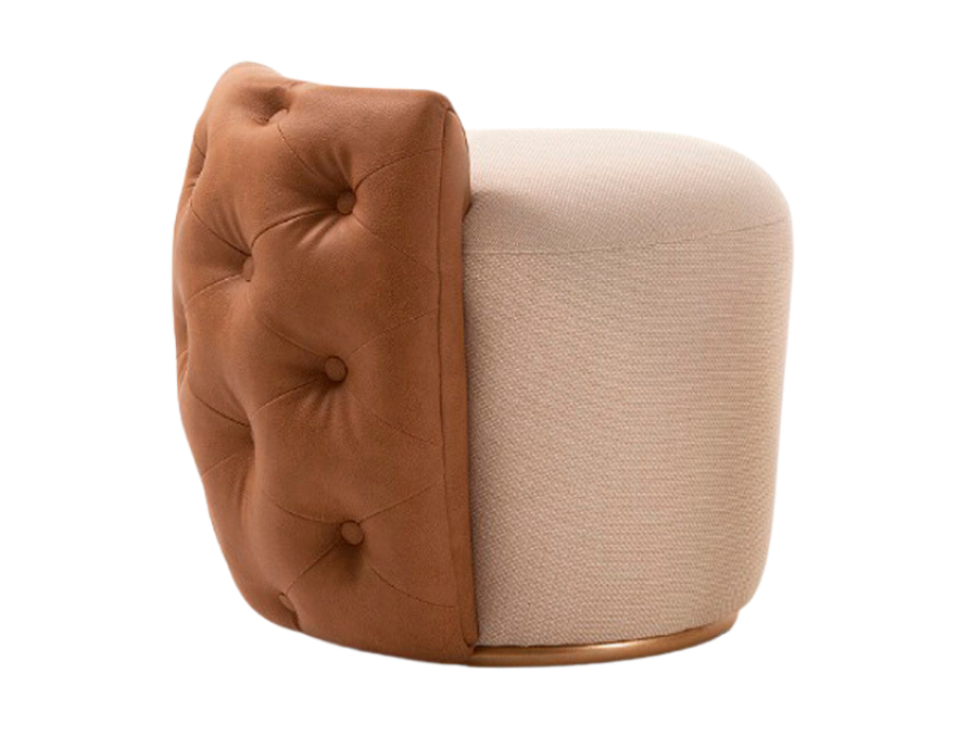 Puff Curved com detalhe nas costas em capitonê de veludo marrom e design sofisticado, ideal para ambientes elegantes e refinados.