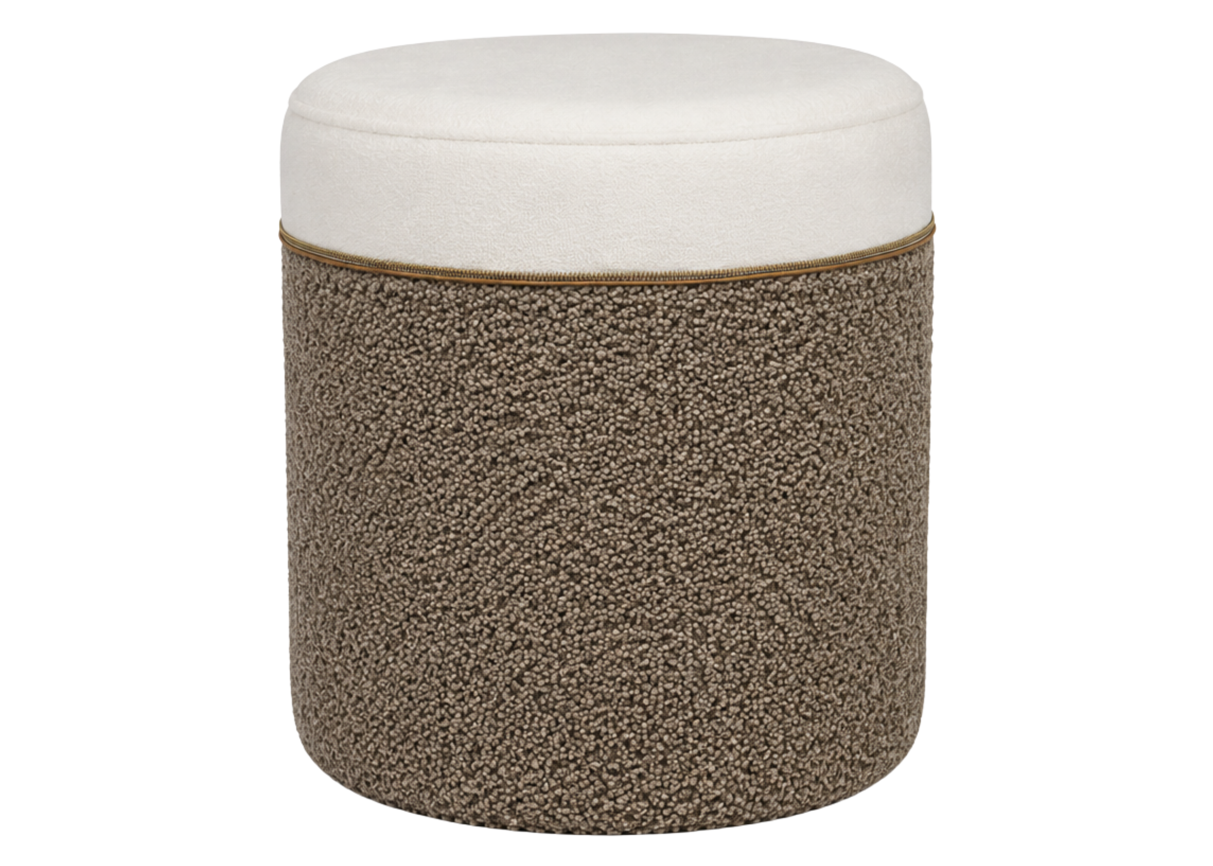 Puff redondo Half com bouclé marrom e detalhe em off white, ideal para compor ambientes elegantes e acolhedores.