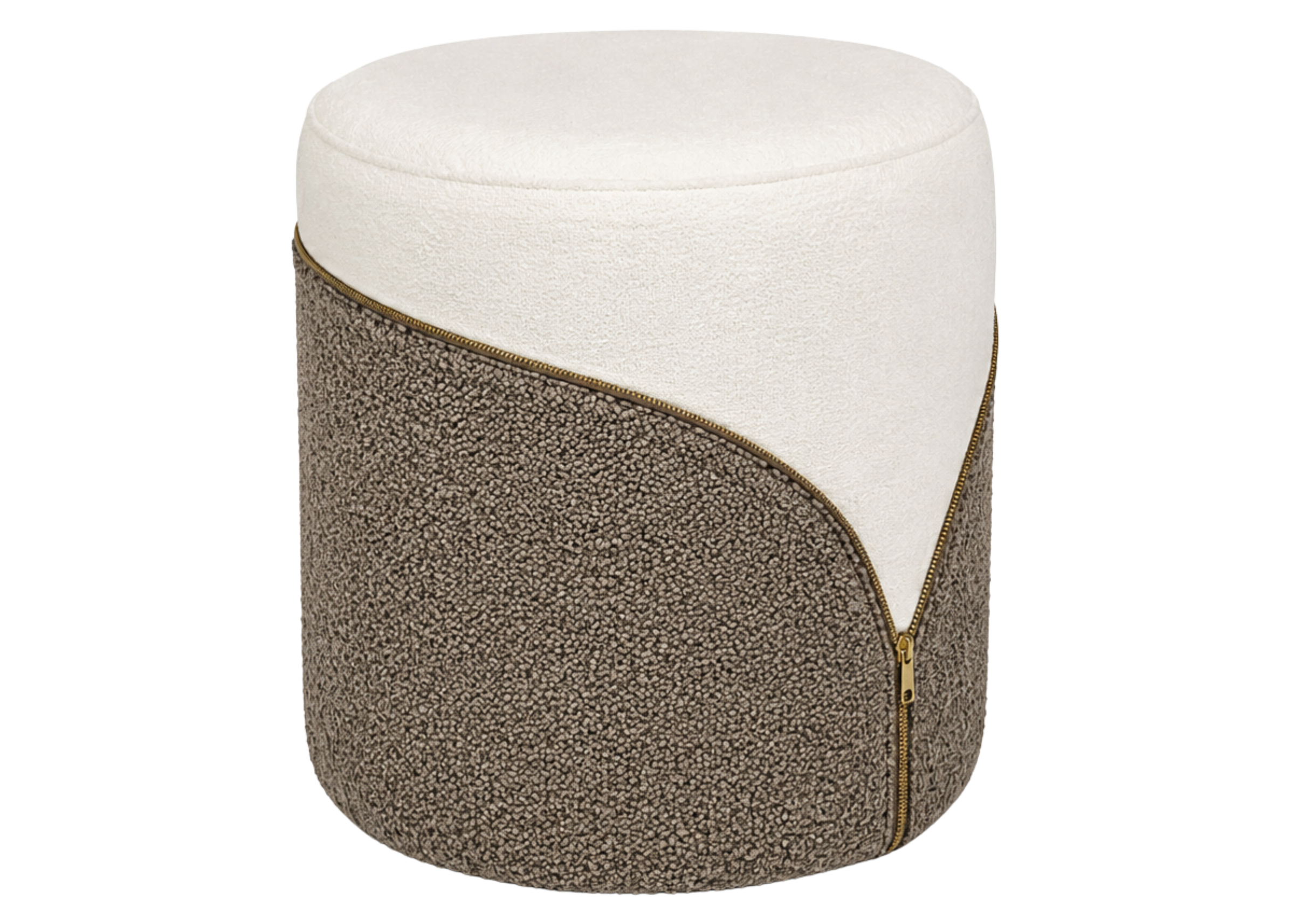 Puff estofado redondo modelo Half com revestimento em bouclé marrom e off white, ideal para compor ambientes contemporâneos e refinados.