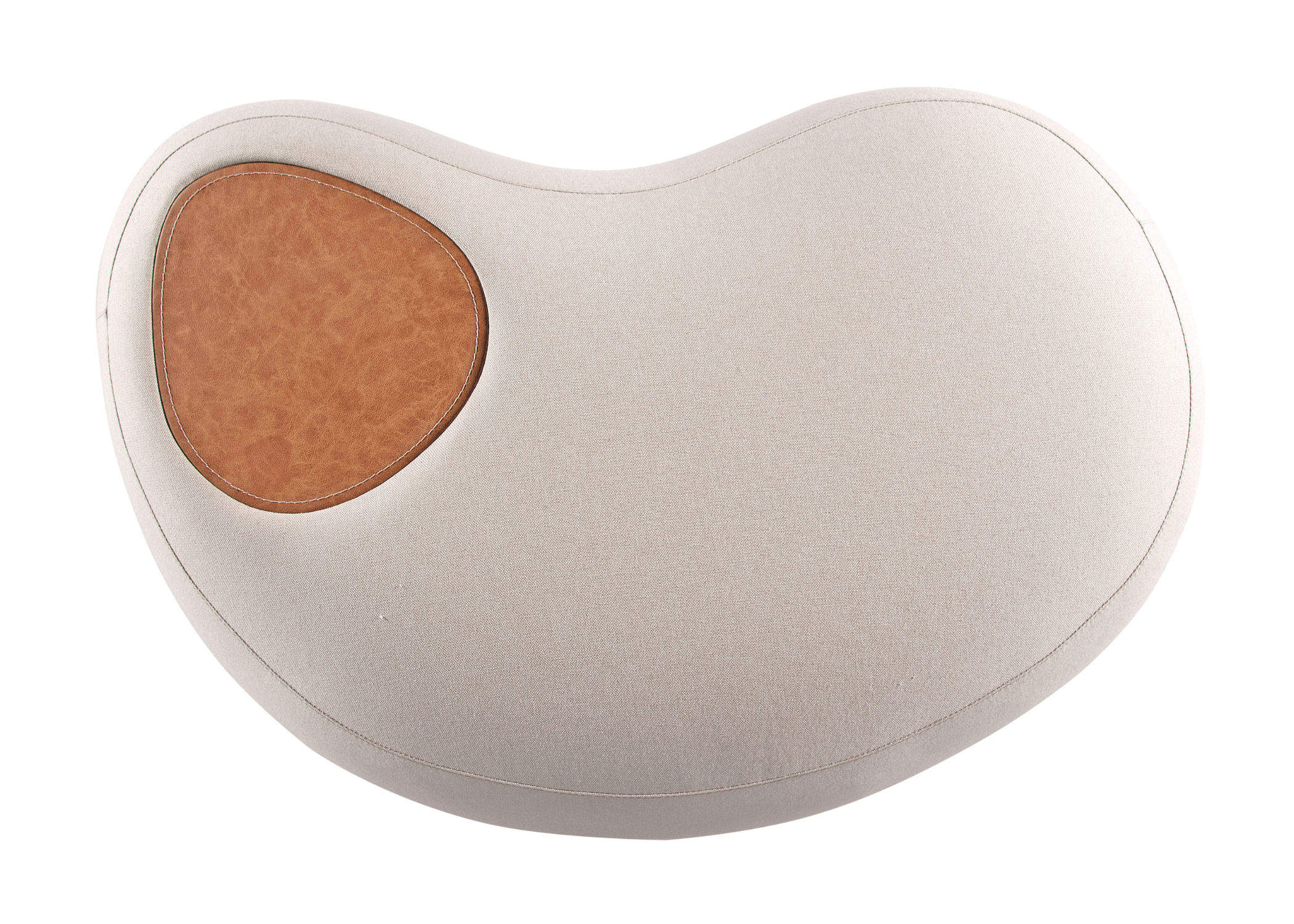 Vista superior do Puff Halley com formato orgânico e acabamento elegante em tecido claro com detalhe marrom.