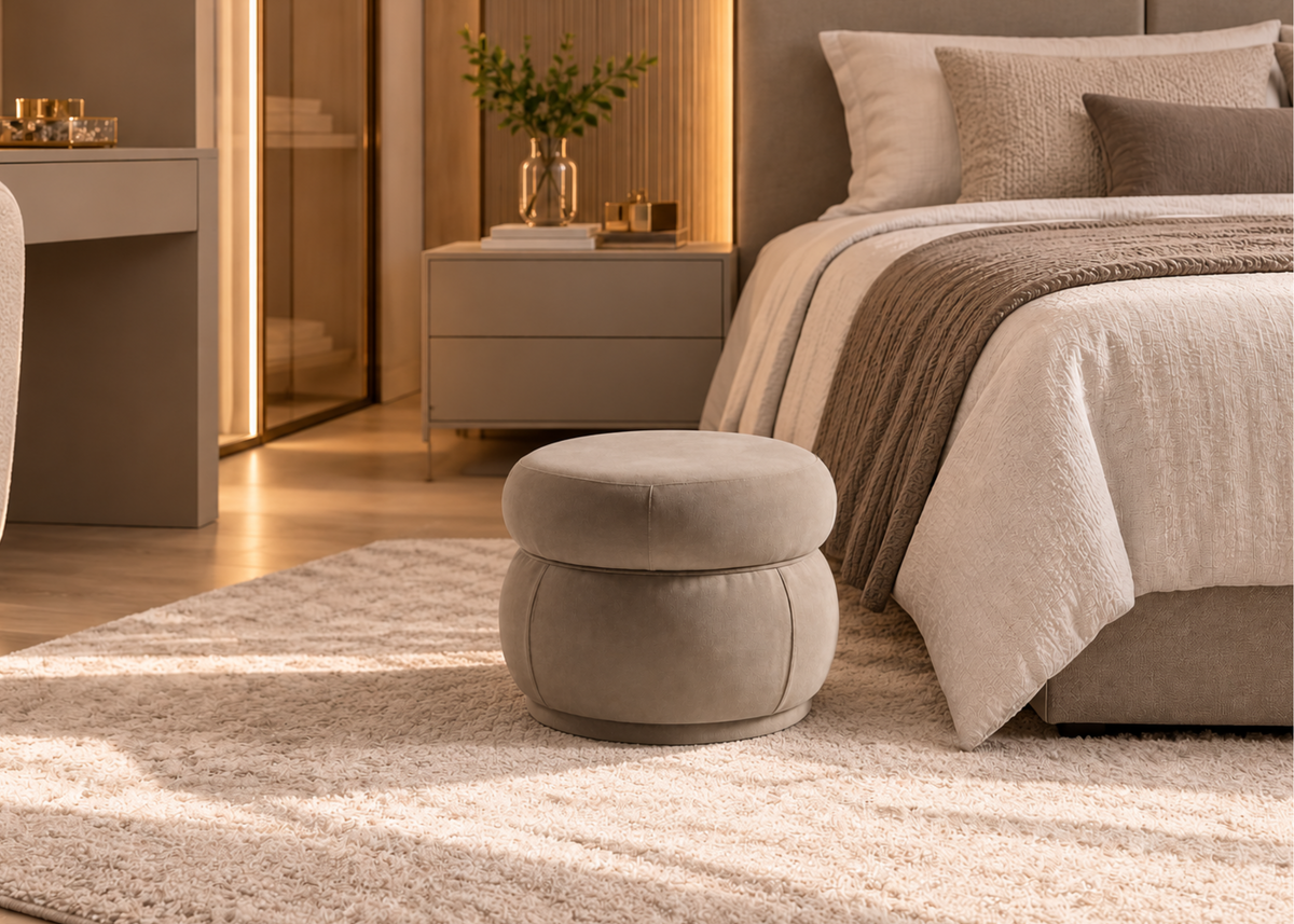 Puff Lusso com design sofisticado e elegante, ideal para compor quartos modernos e ambientes refinados. Perfeito para agregar conforto e estilo à decoração. Enviamos para todo o Brasil.