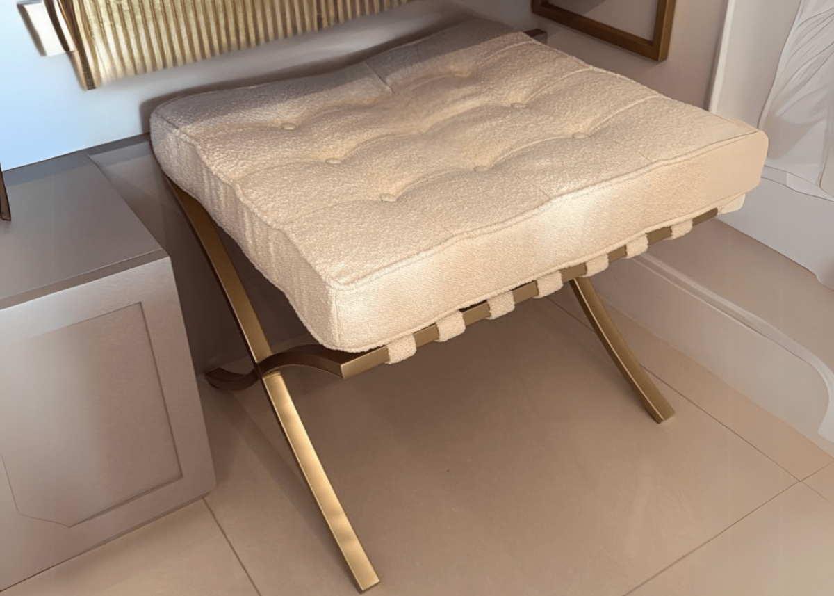 Puff pronto para entrega com estrutura em aço inox dourado, moderno e sofisticado, ideal para ambientes contemporâneos.
