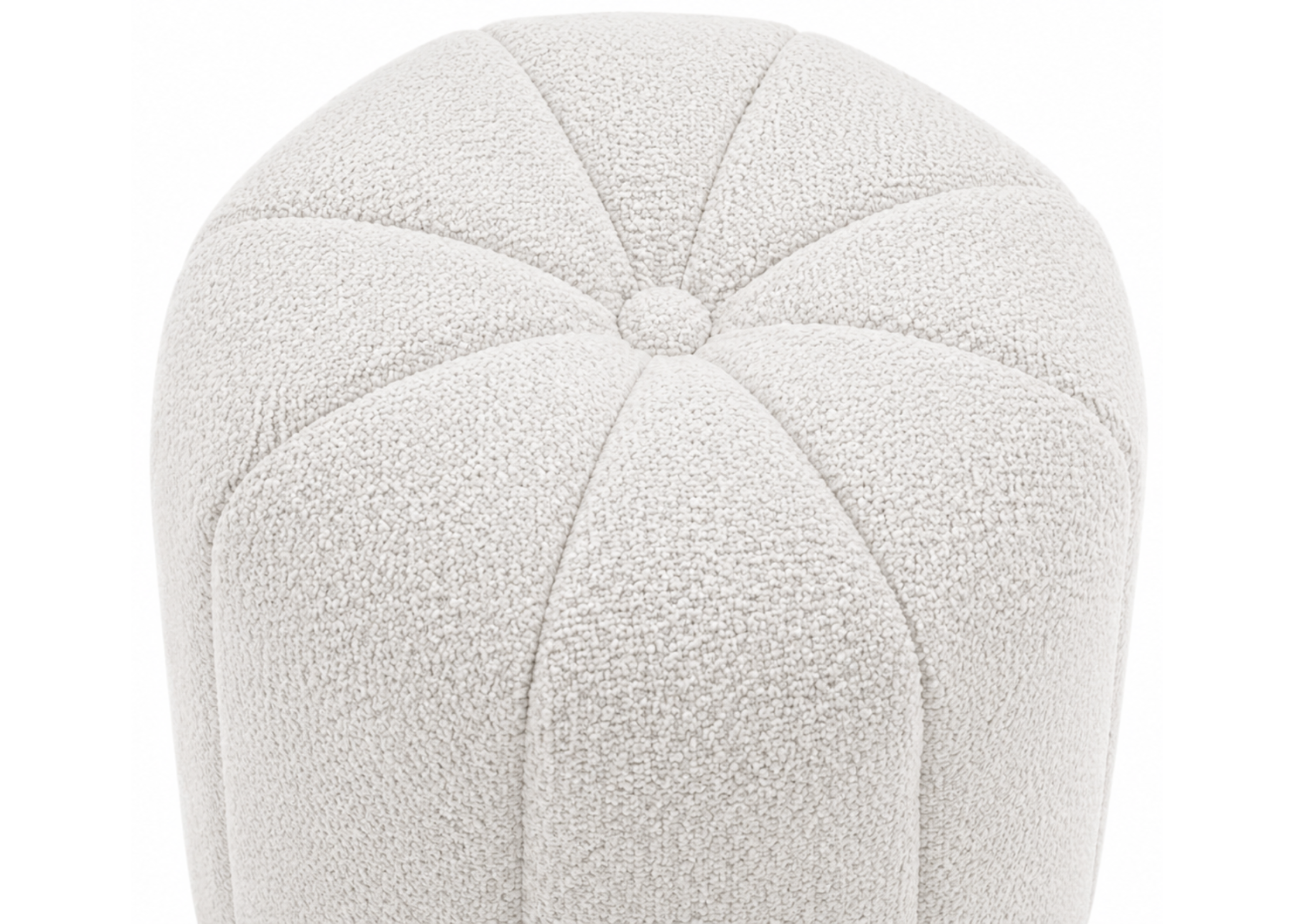 Puff redondo Magnólia com revestimento em bouclé marfim e estrutura em madeira castanho, ideal para compor ambientes contemporâneos e elegantes.