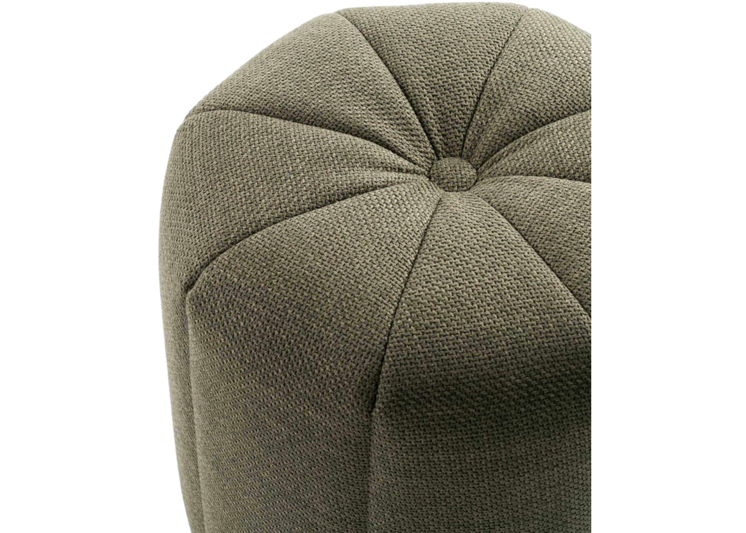 Puff Magnólia com madeira castanho e revestimento em linho verde, apresentando design elegante e confortável para ambientes modernos.