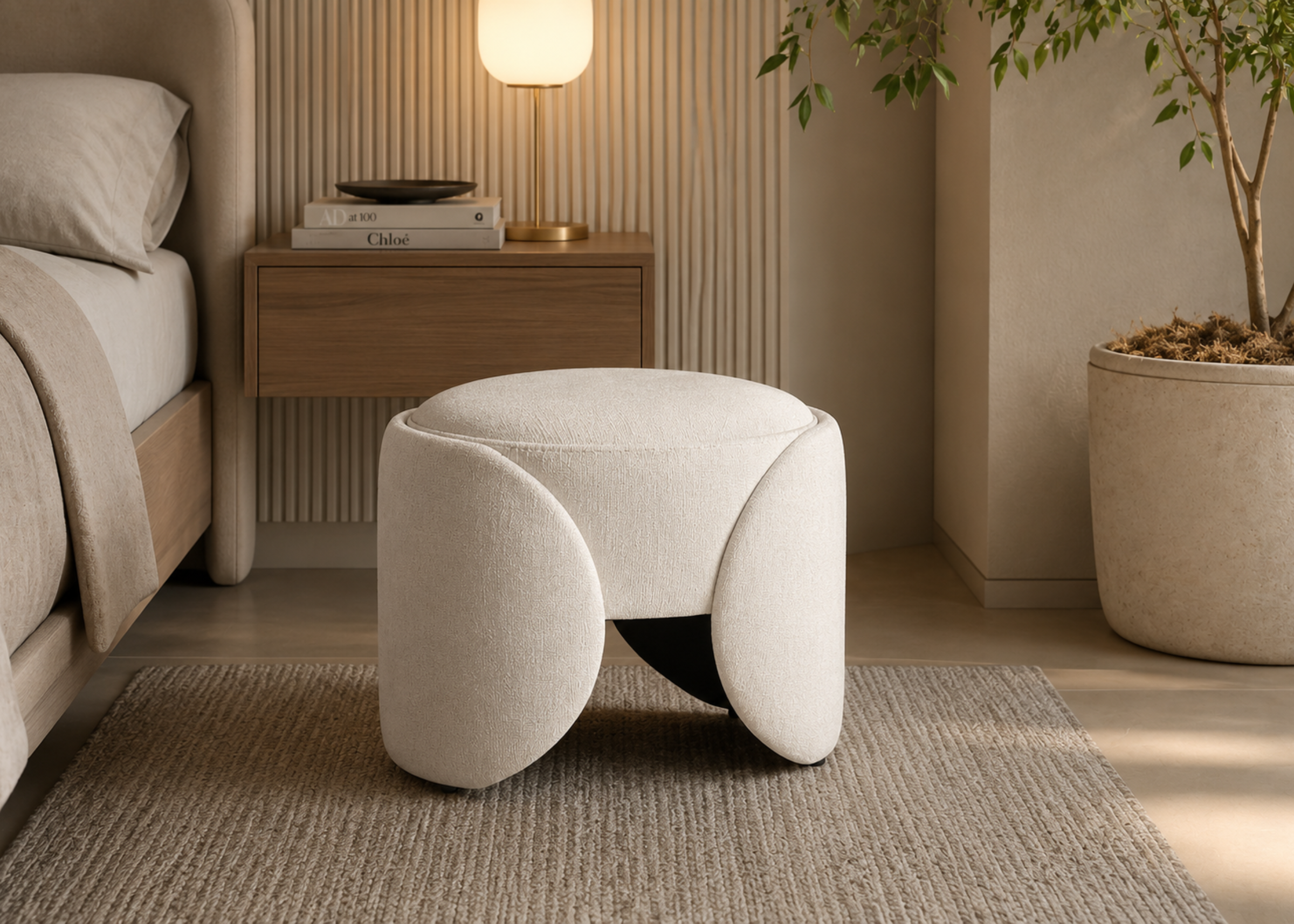 Puff Tulipa com design moderno e revestimento em linho off white, apresentando conforto e elegância para diversos ambientes.