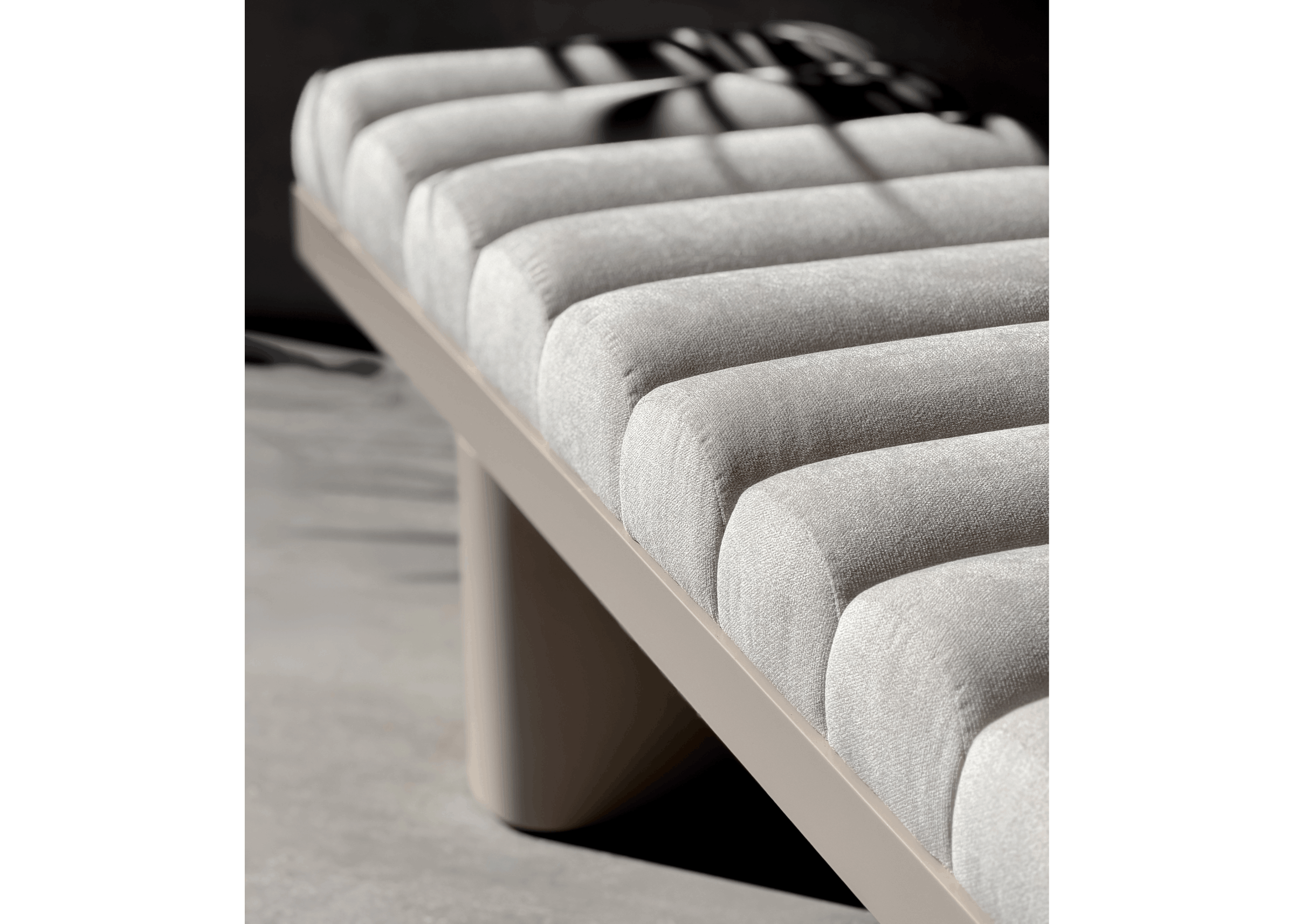 Recamier Flora estofado com volumes arredondados e base robusta em madeira, peça sofisticada para decoração de interiores.