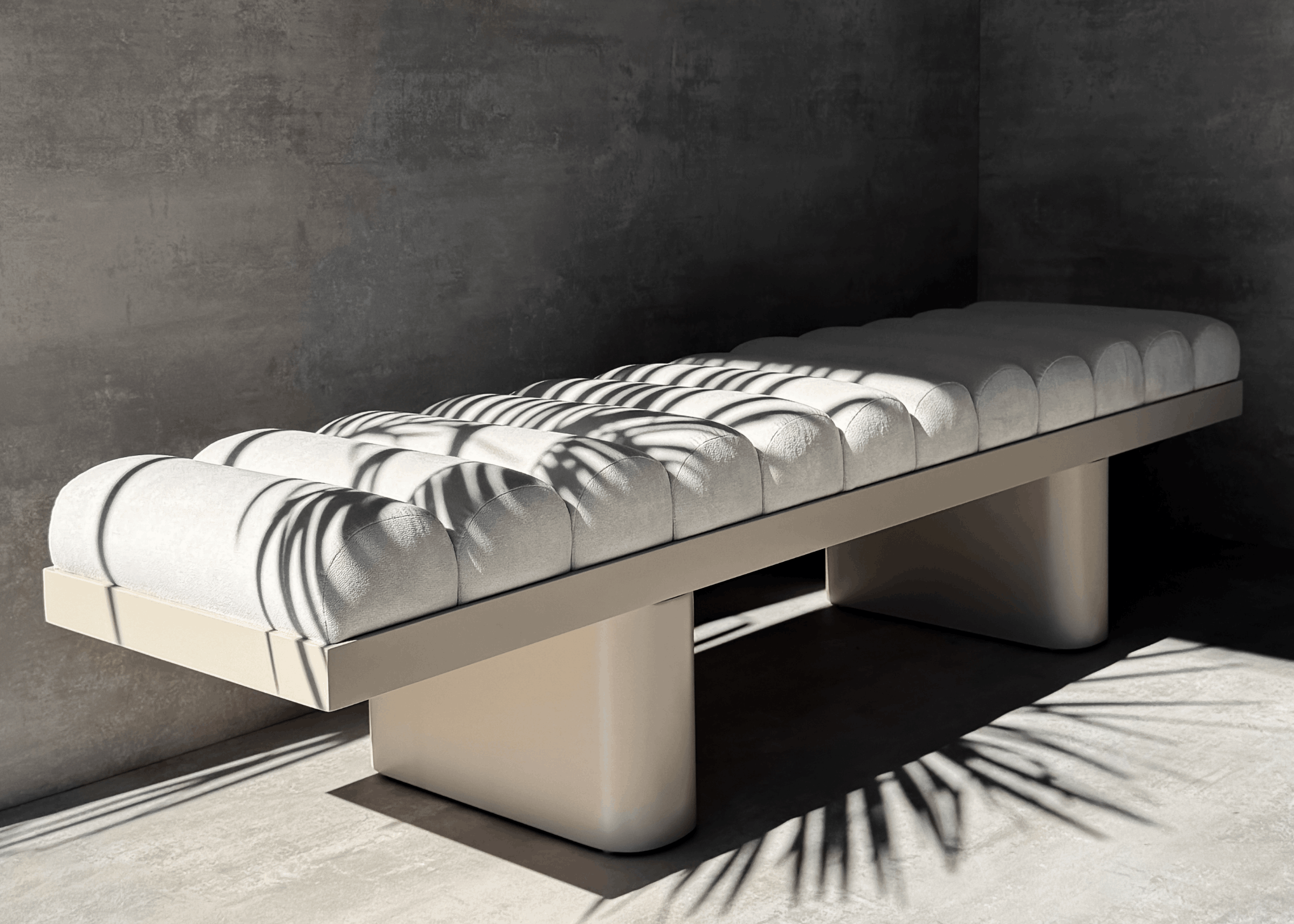Recamier Flora com base em laca e estofado volumado em módulos, design sofisticado para ambientes modernos.