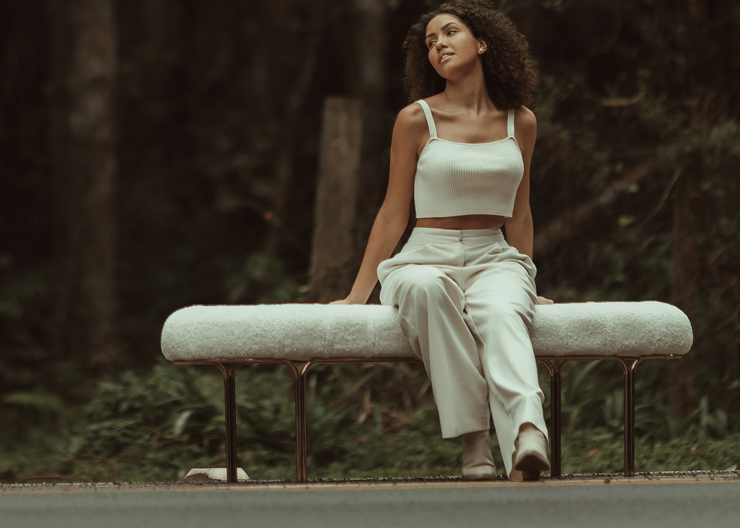 Recamier Liane em ambiente minimalista destacando assento capitonê