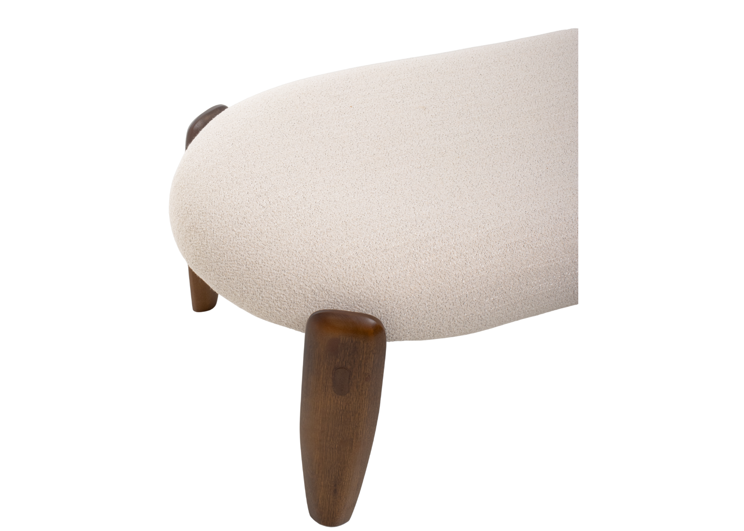 Recamier Ninho com assento estofado e base em madeira nogueira, combinando conforto e elegância em um design moderno.