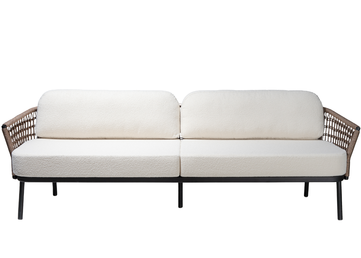Sofá para área externa Essence com revestimento em bouclé e detalhes em corda náutica, apresentando design elegante e sofisticado, ideal para compor ambientes externos modernos e confortáveis.