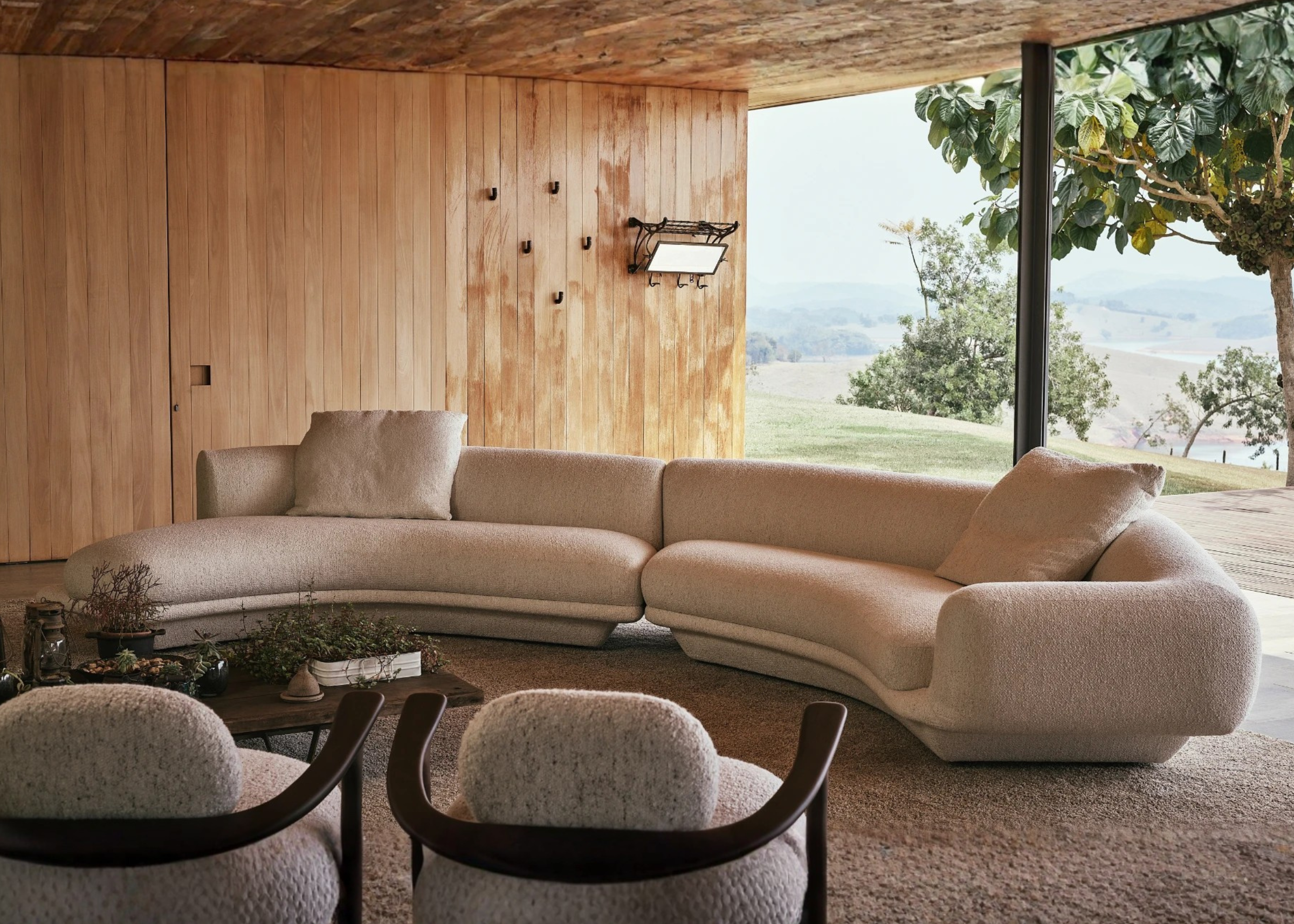 Sofá Átria em sala de estar moderna, apresentando design robusto, luxuoso e sofisticado, ideal para compor ambientes elegantes e acolhedores.