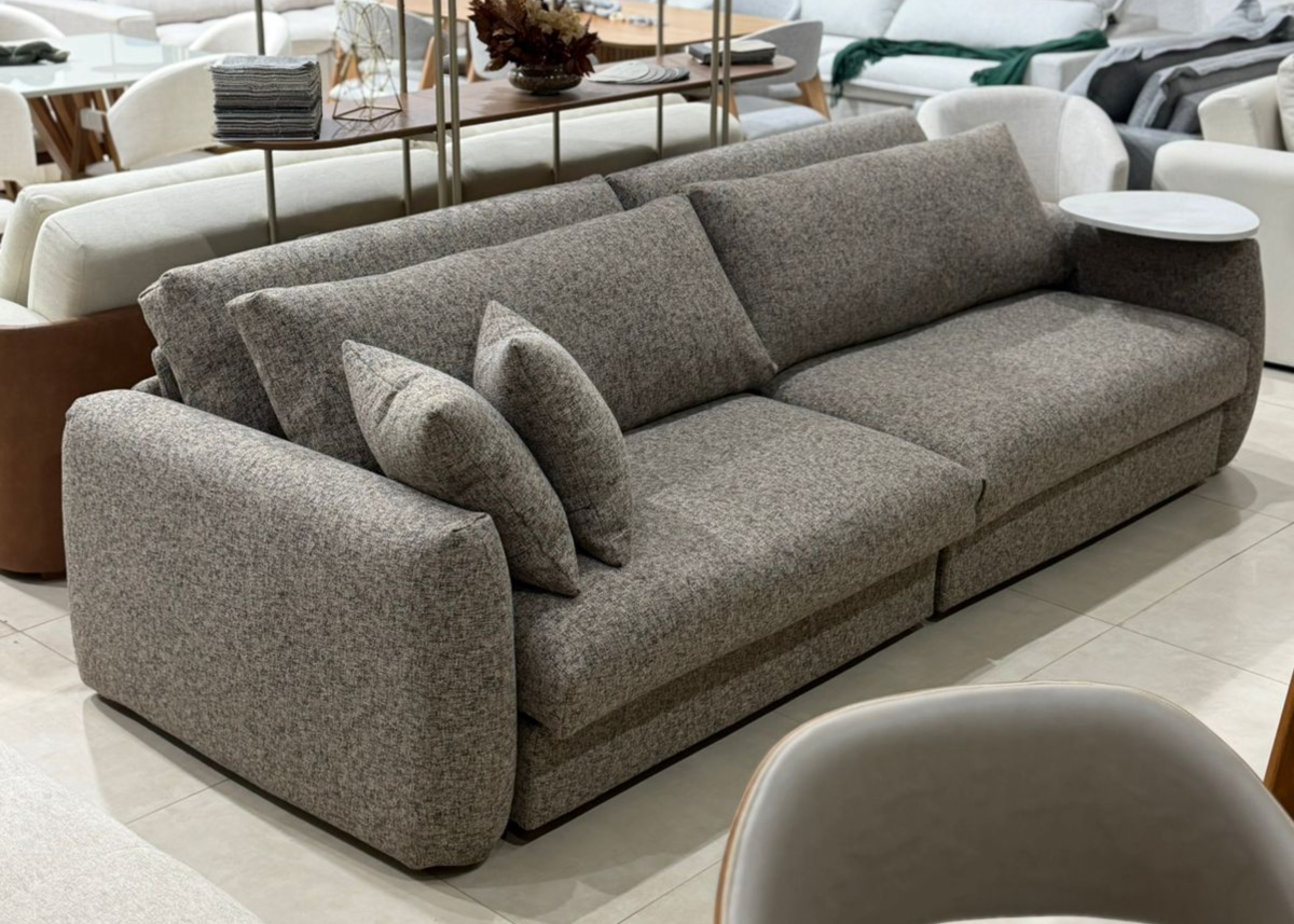 Sofá Aurum em decoração elegante, apresentando design sofisticado e contemporâneo, ideal para compor ambientes modernos, acolhedores e refinados.