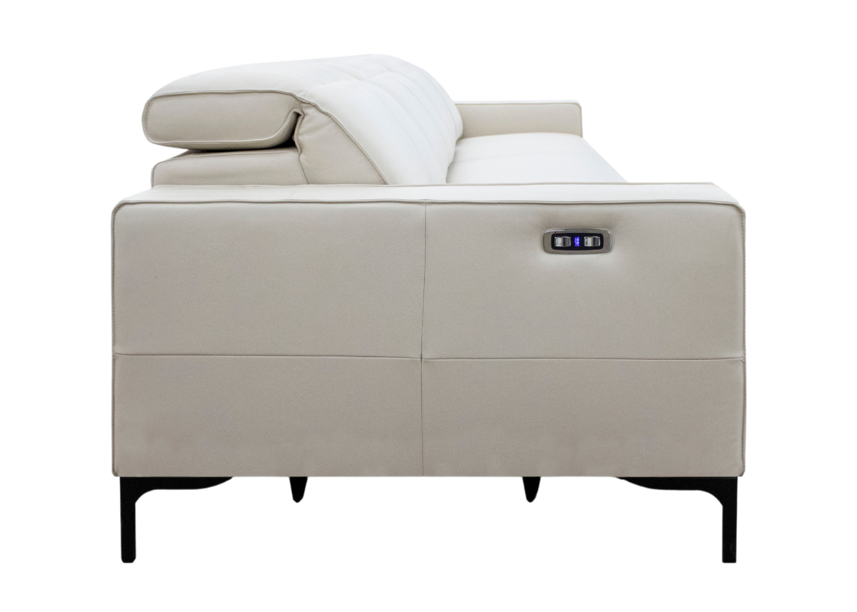 Sofá Casablanca I automatizado na cor branca, vista lateral sobre fundo neutro. Móvel moderno para decoração de sala de estar elegante e tecnológica.